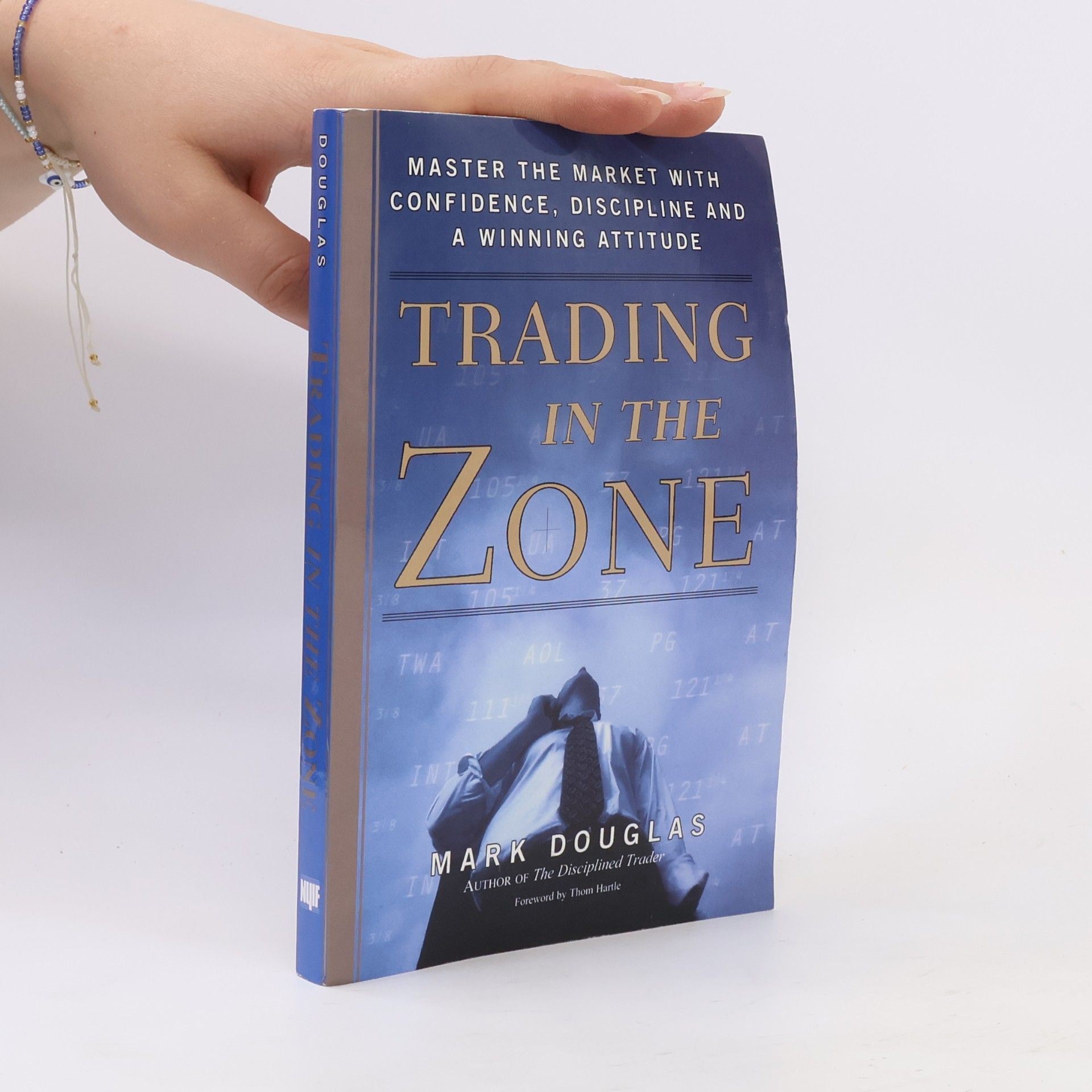 Mark Mark J. Douglas Trading in the zone : master the market with confidence, discipline and a winning attitude
