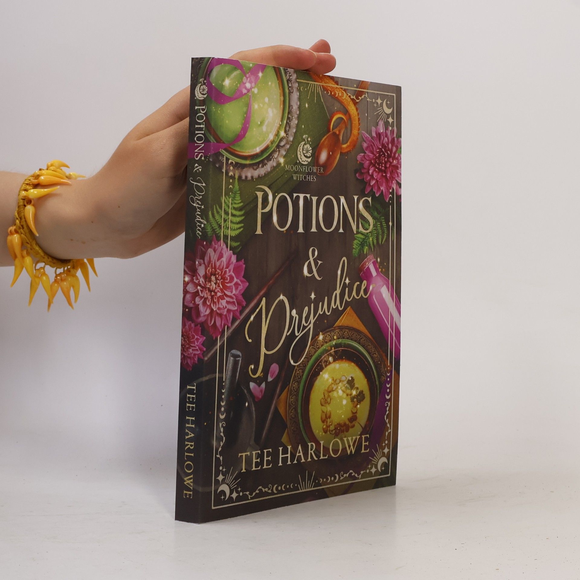 Tee Harlowe Moonflower Witches - 1: Potions & Prejudice