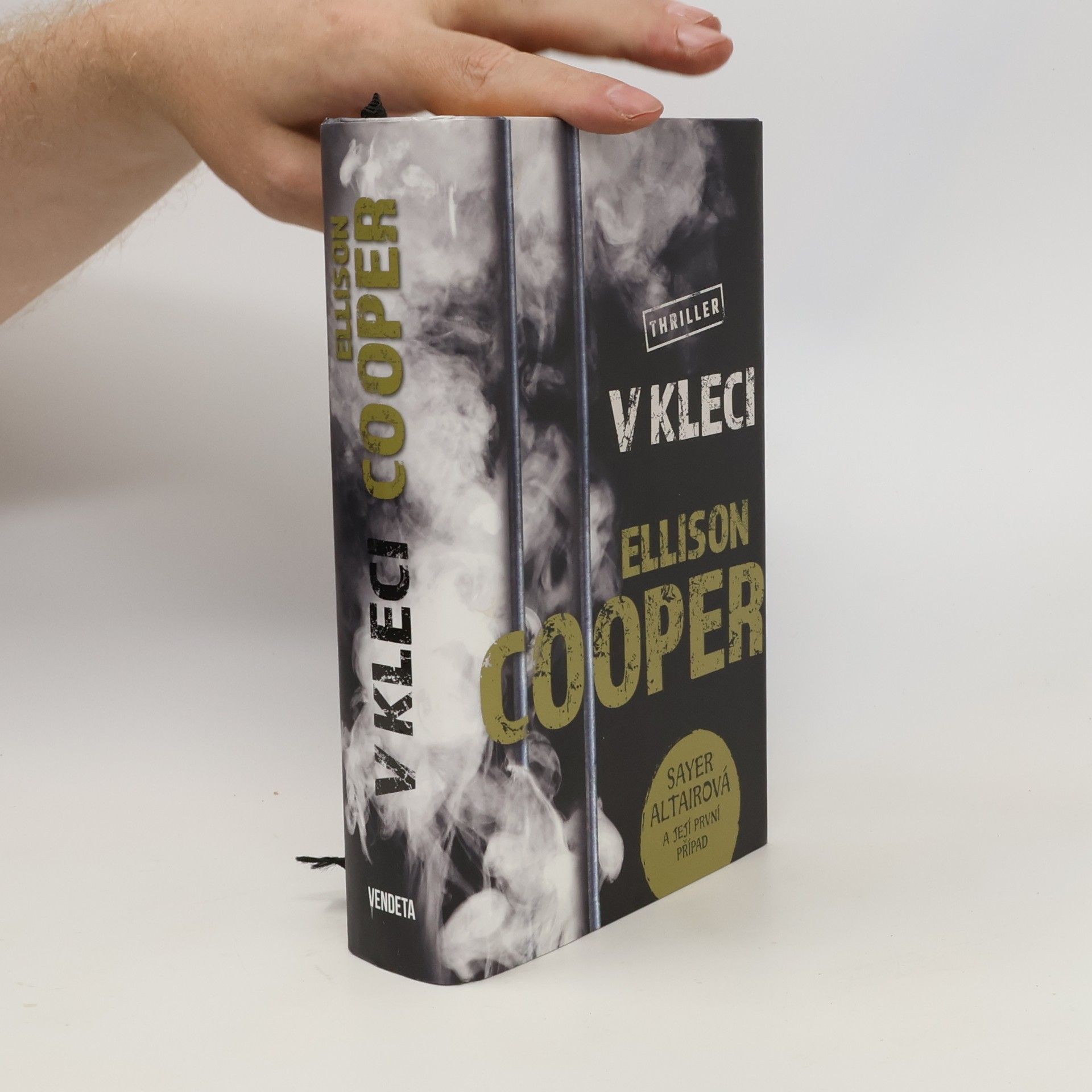 Ellison Cooper V kleci