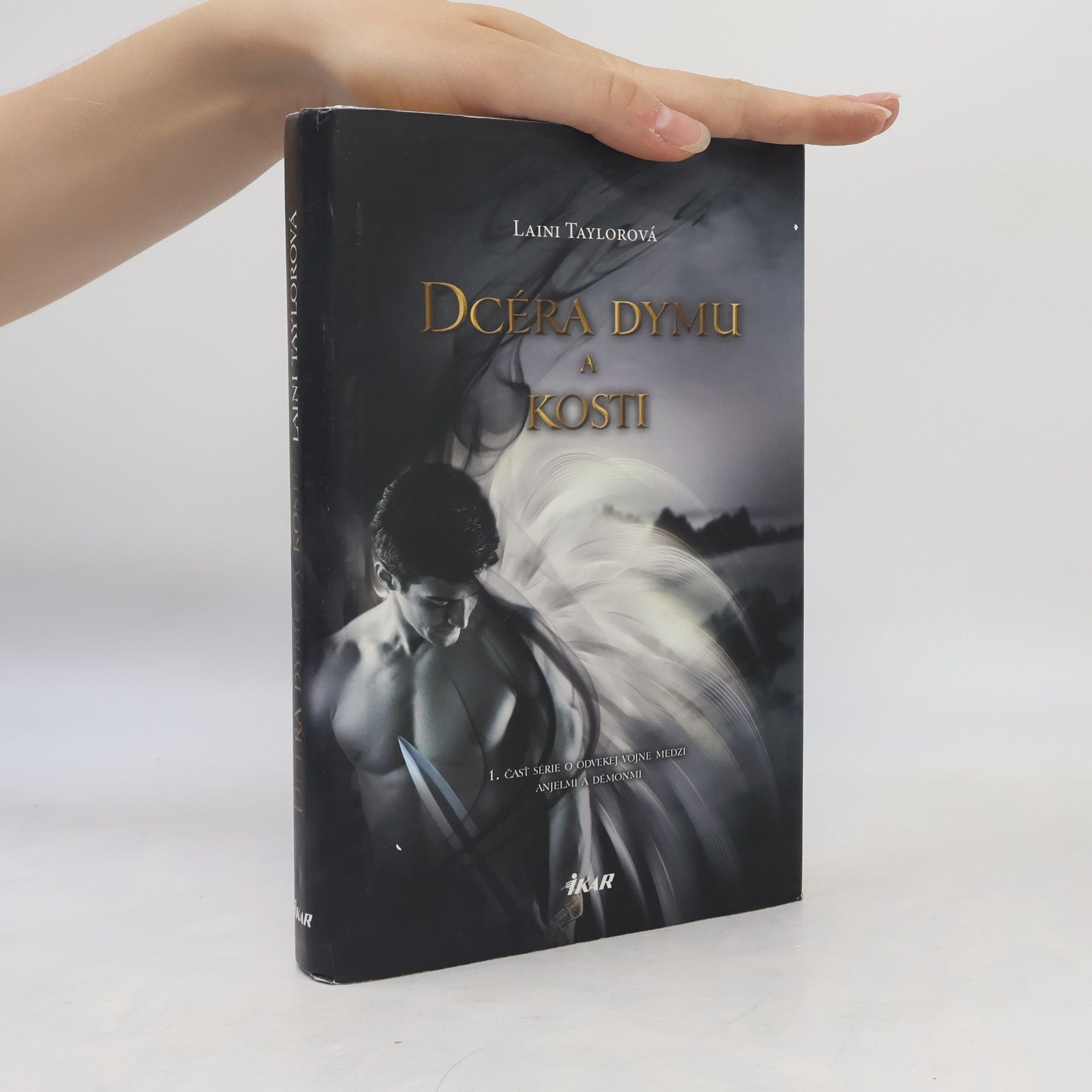 Laini Taylor Dcéra dymu a kostí