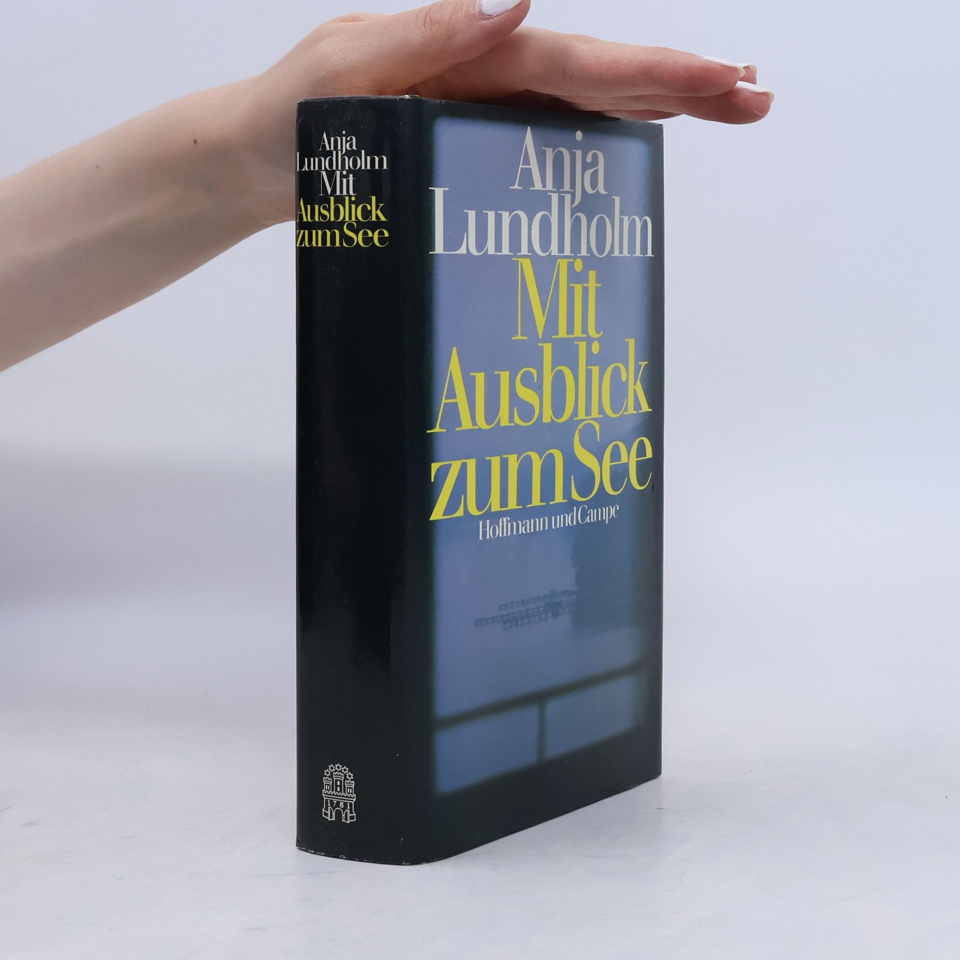Anja Lundholm Mit Ausblick zum See