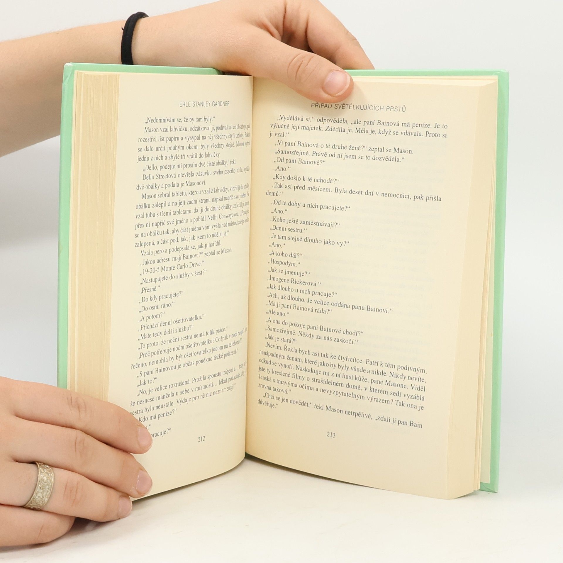 Erle Stanley Gardner Případ vyjícího psa / Případ světélkujících prstů