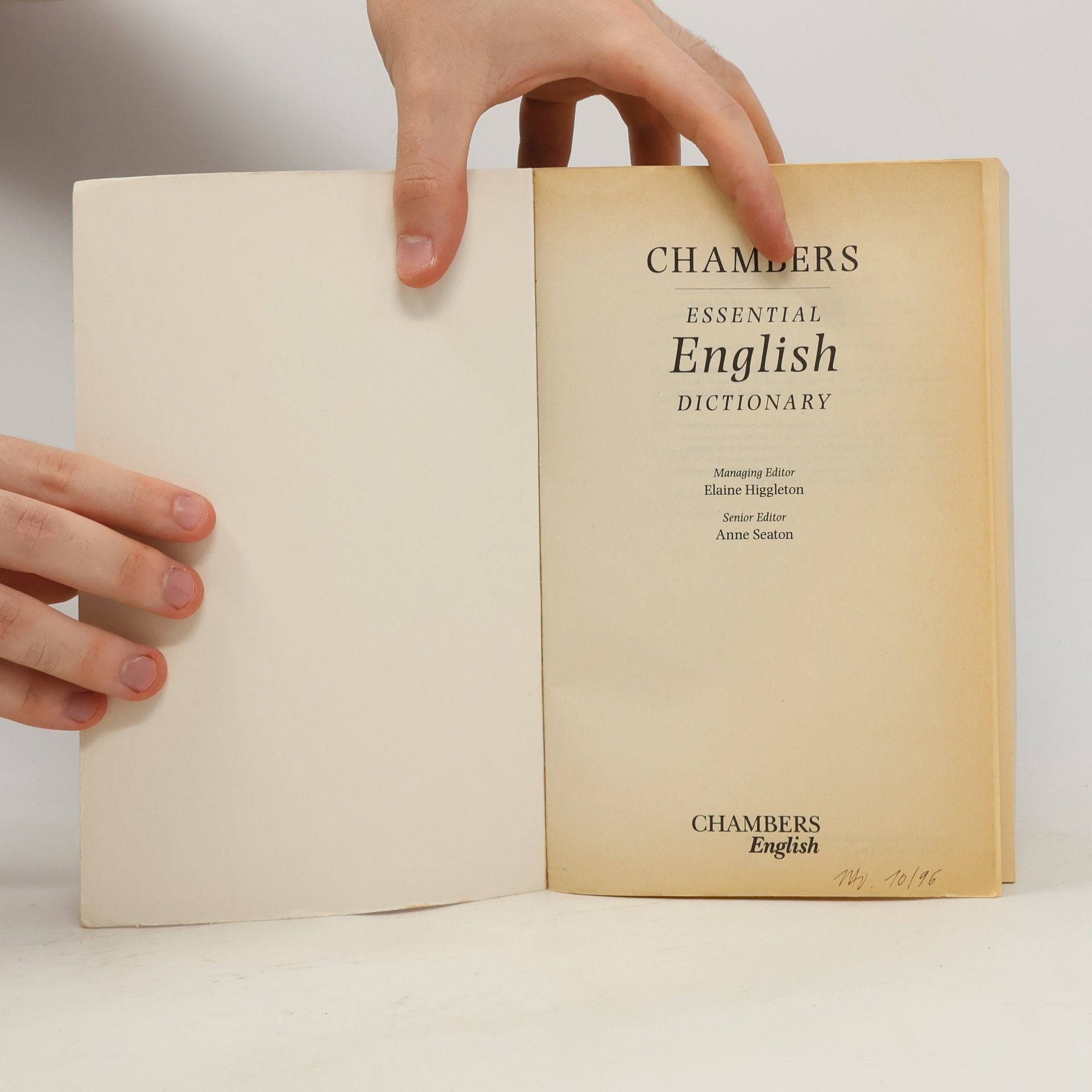 Elaine Higgleton Chambers essential English dictionary : [maximum help for students with special guidance on the most commonly used words]