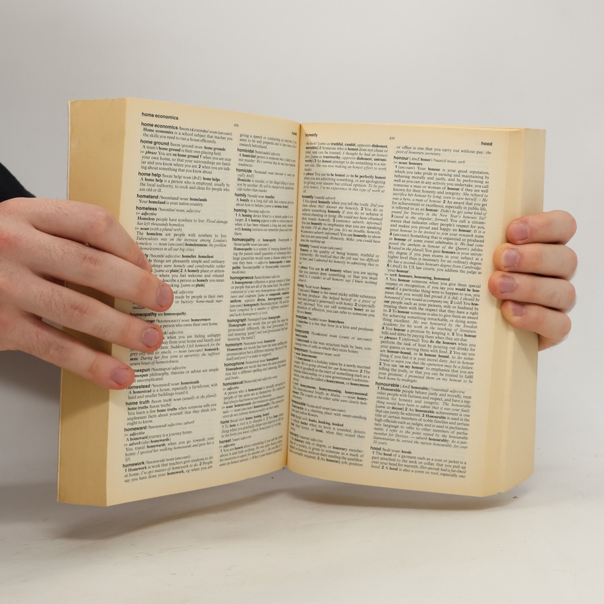 Elaine Higgleton Chambers essential English dictionary : [maximum help for students with special guidance on the most commonly used words]