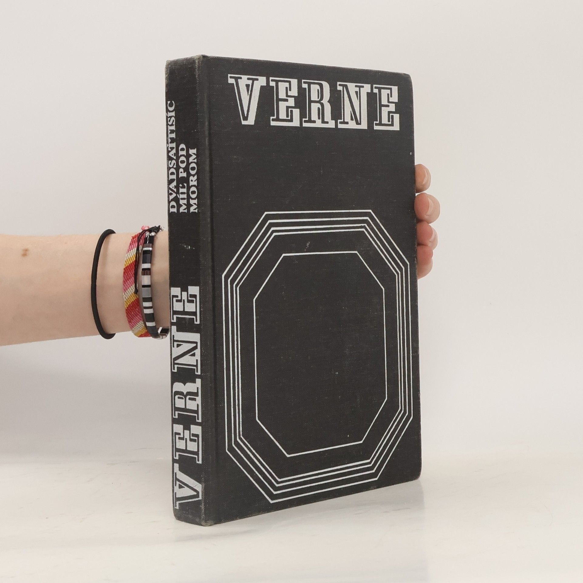 Jules Verne Dvadsaťtisíc míľ pod morom