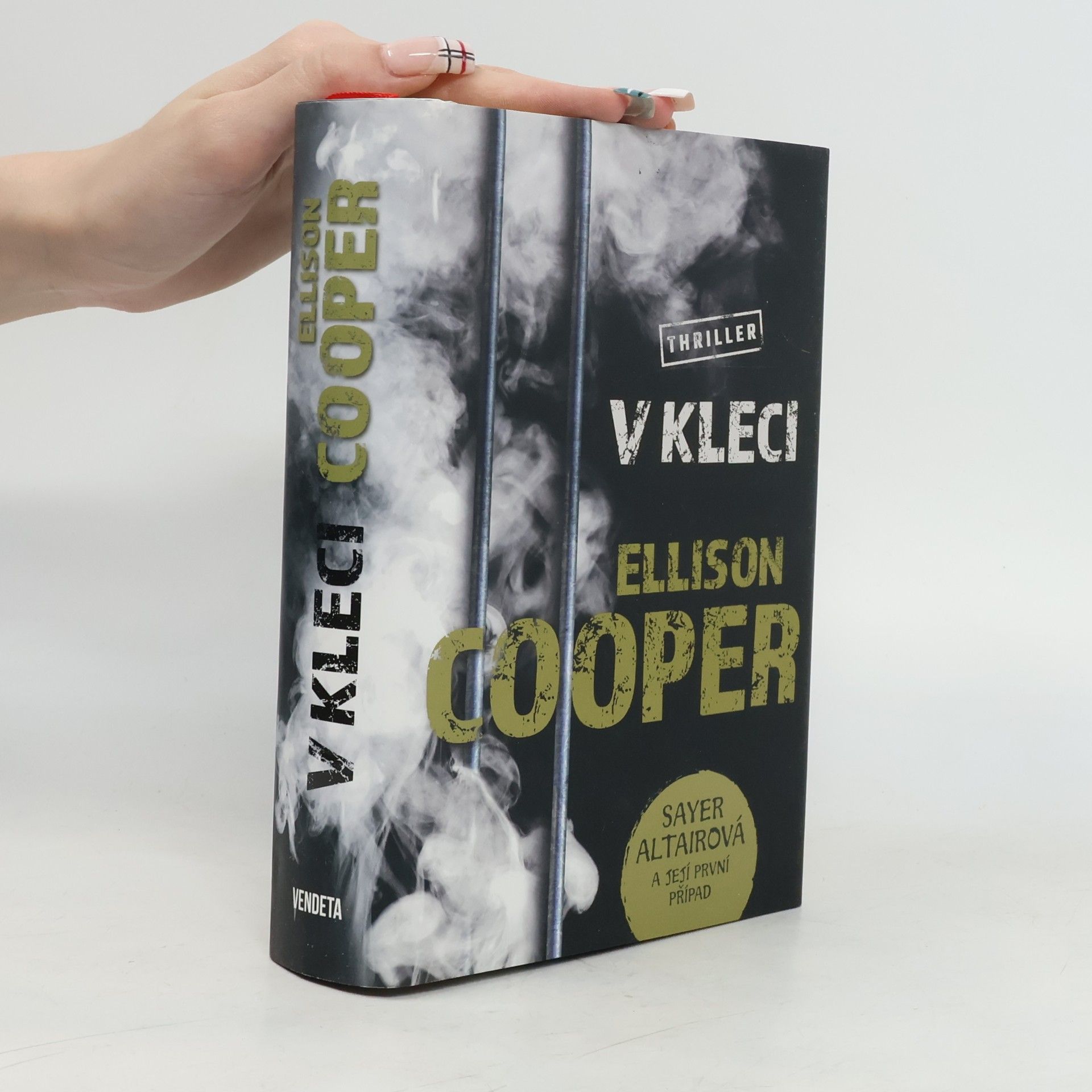 Ellison Cooper V kleci