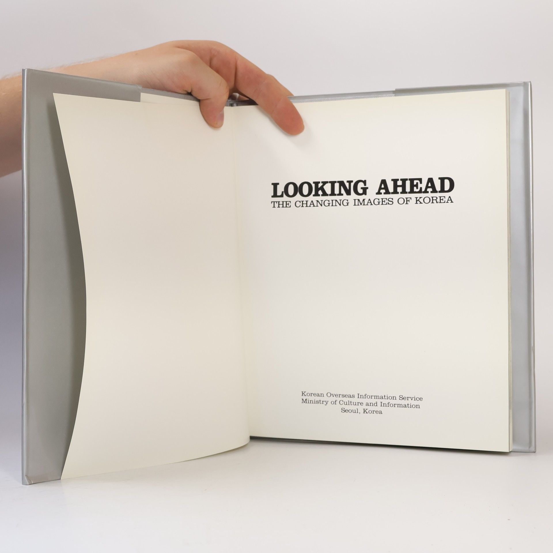 AA.VV. Looking Ahead