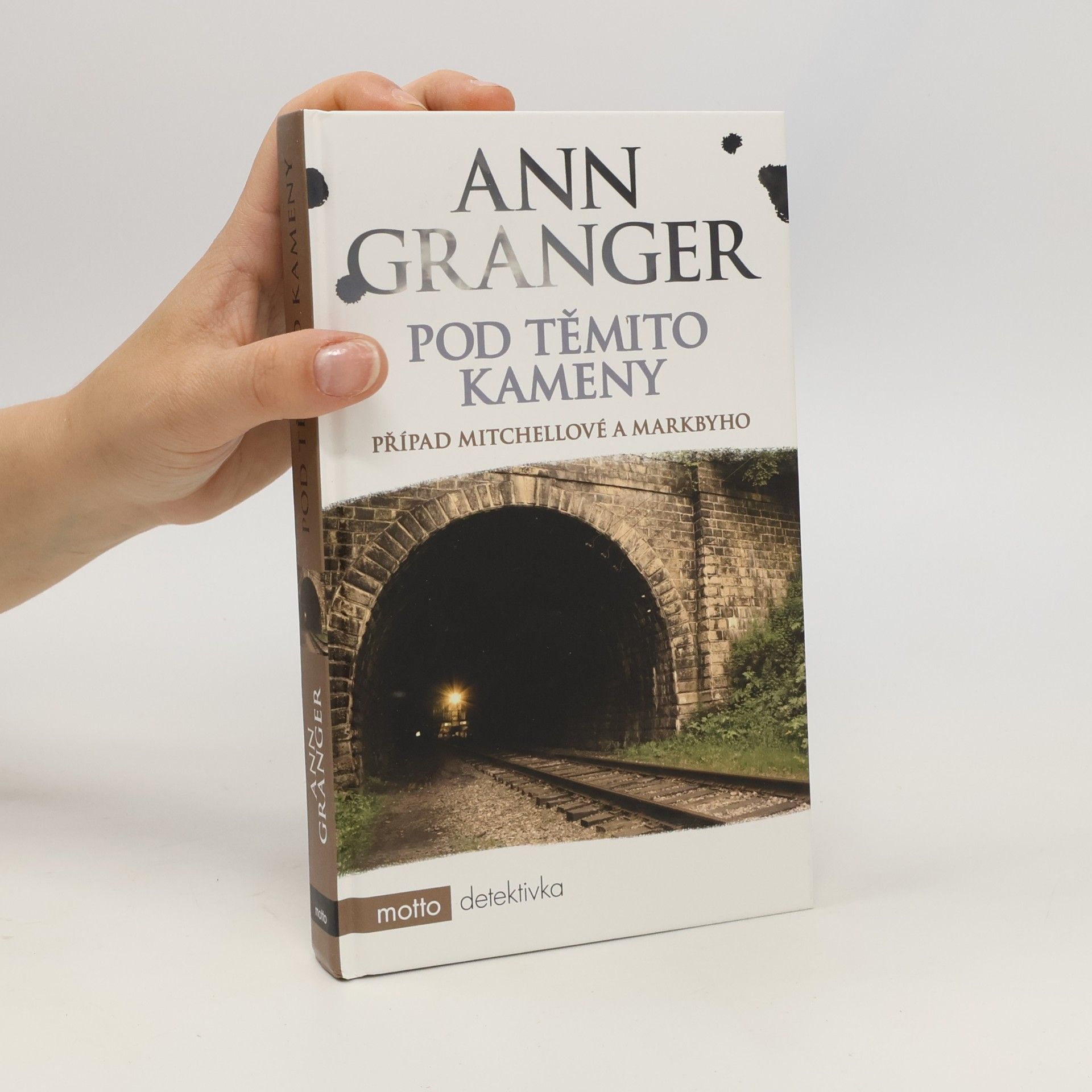 Ann Granger Pod těmito kameny