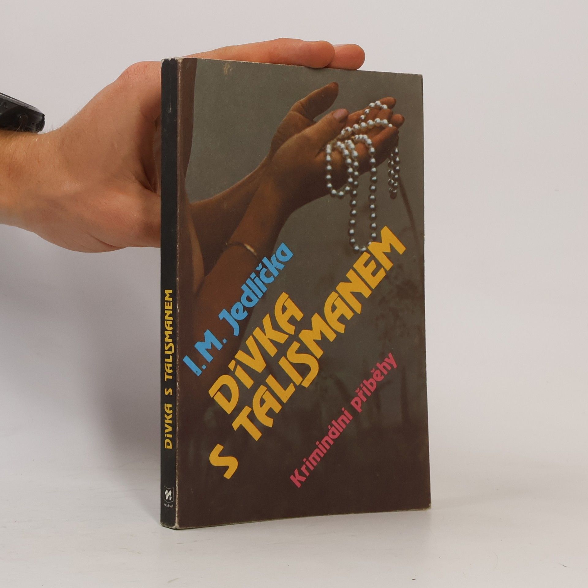 Dívka s talismanem