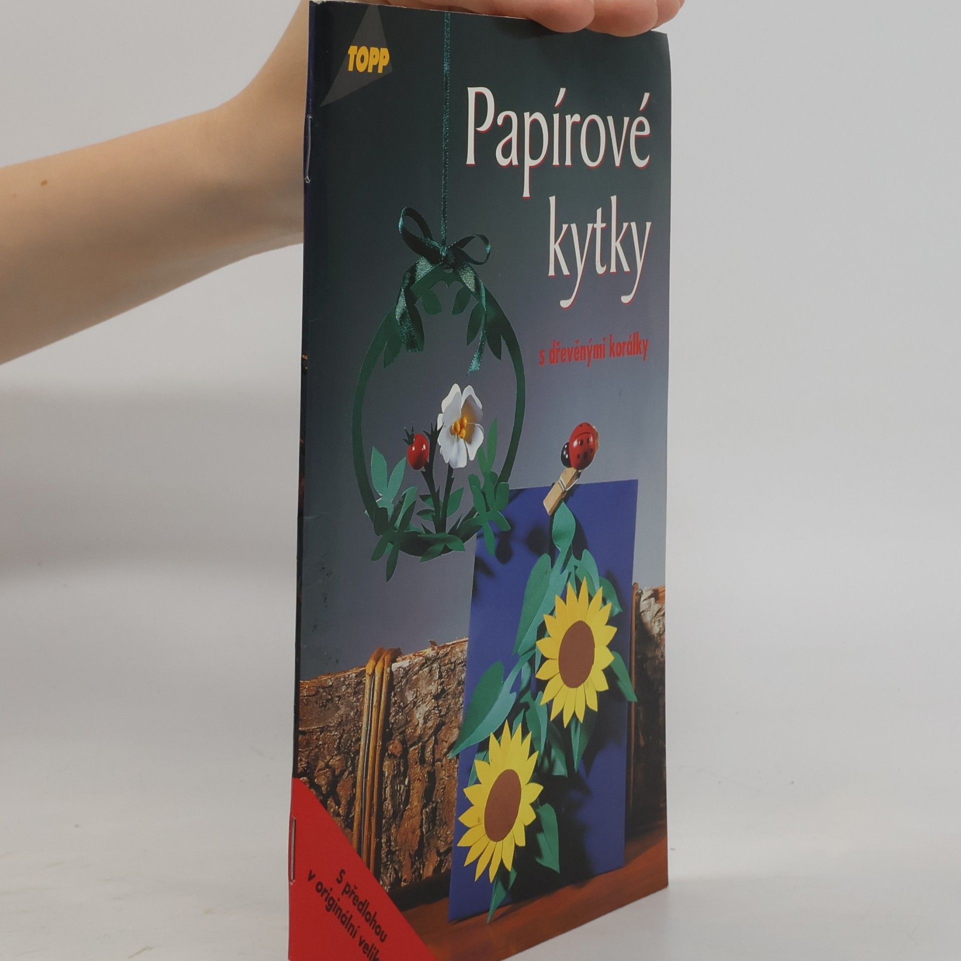 Ute Scharrmann Papírové kytky s dřevěnými korálky