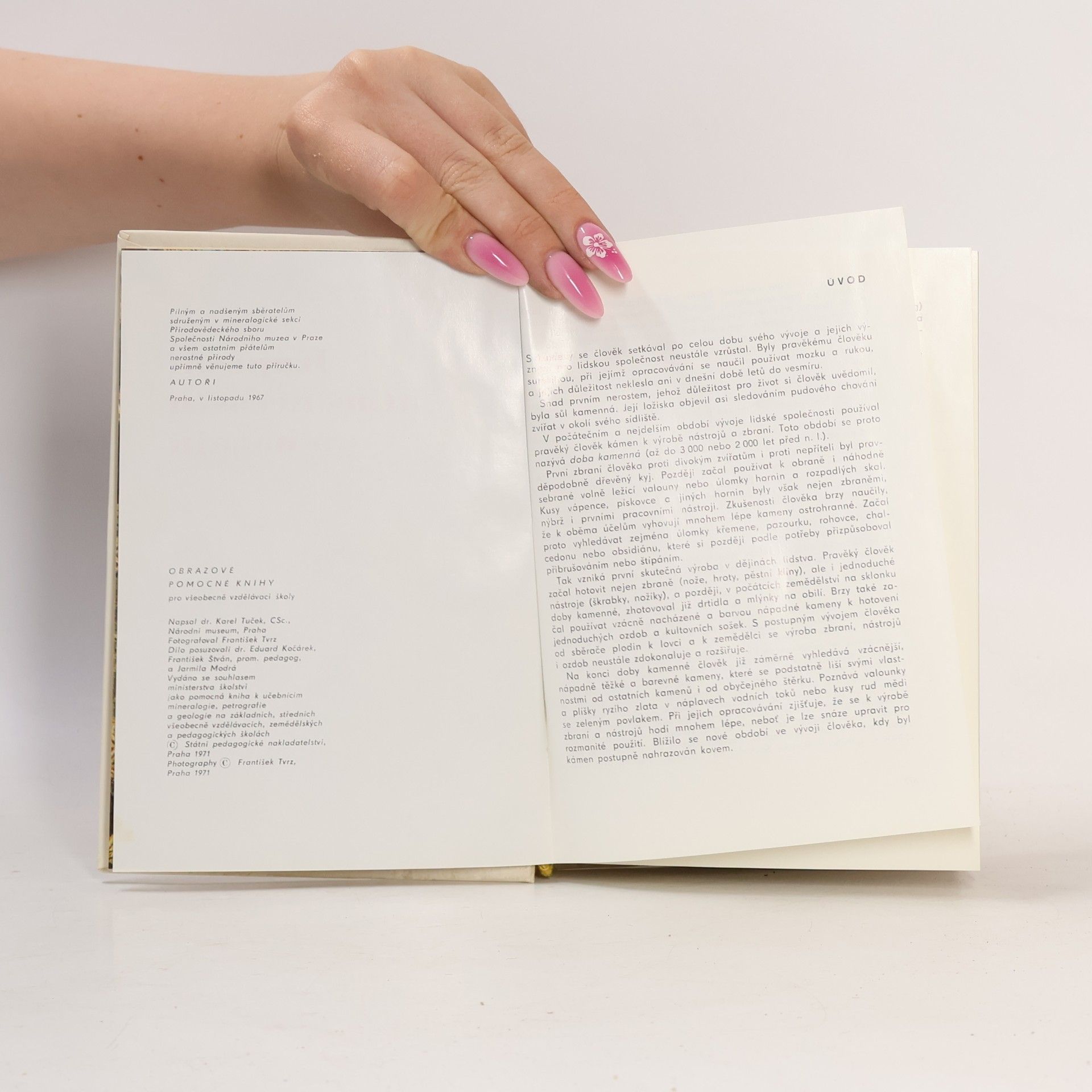 Karel Tuček Kapesní atlas nerostů a hornin