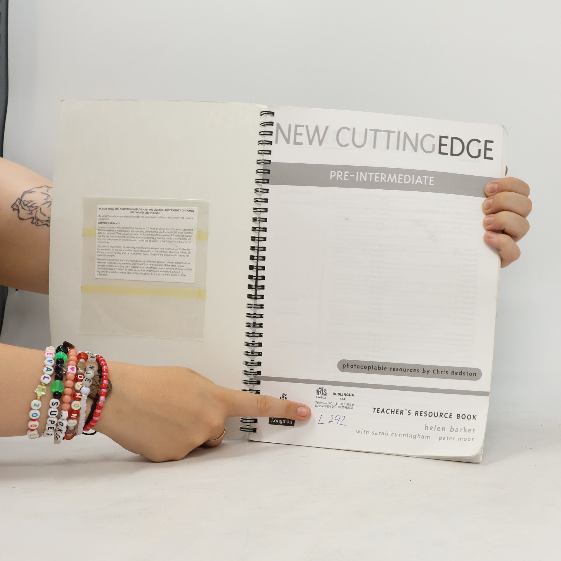 Kolektiv autorů New cutting edge. Pre-intermediate. Teacher's resource book