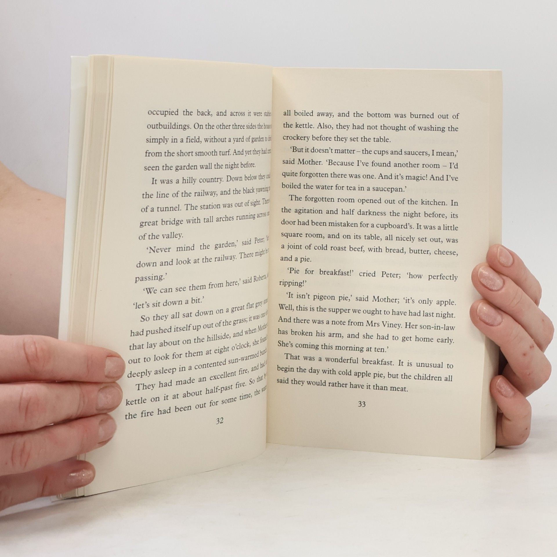Edith Nesbit Faber Classics: The Railway Children