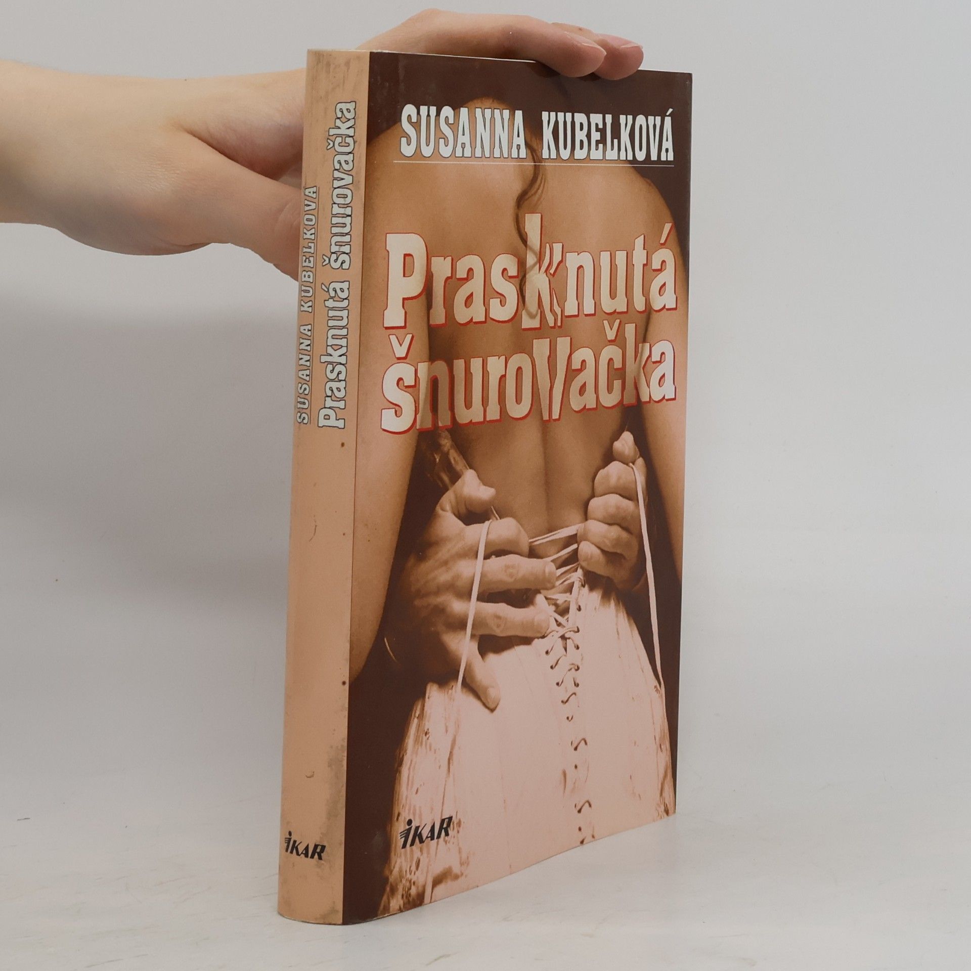 Susanna Kubelka Prasknutá šnurovačka