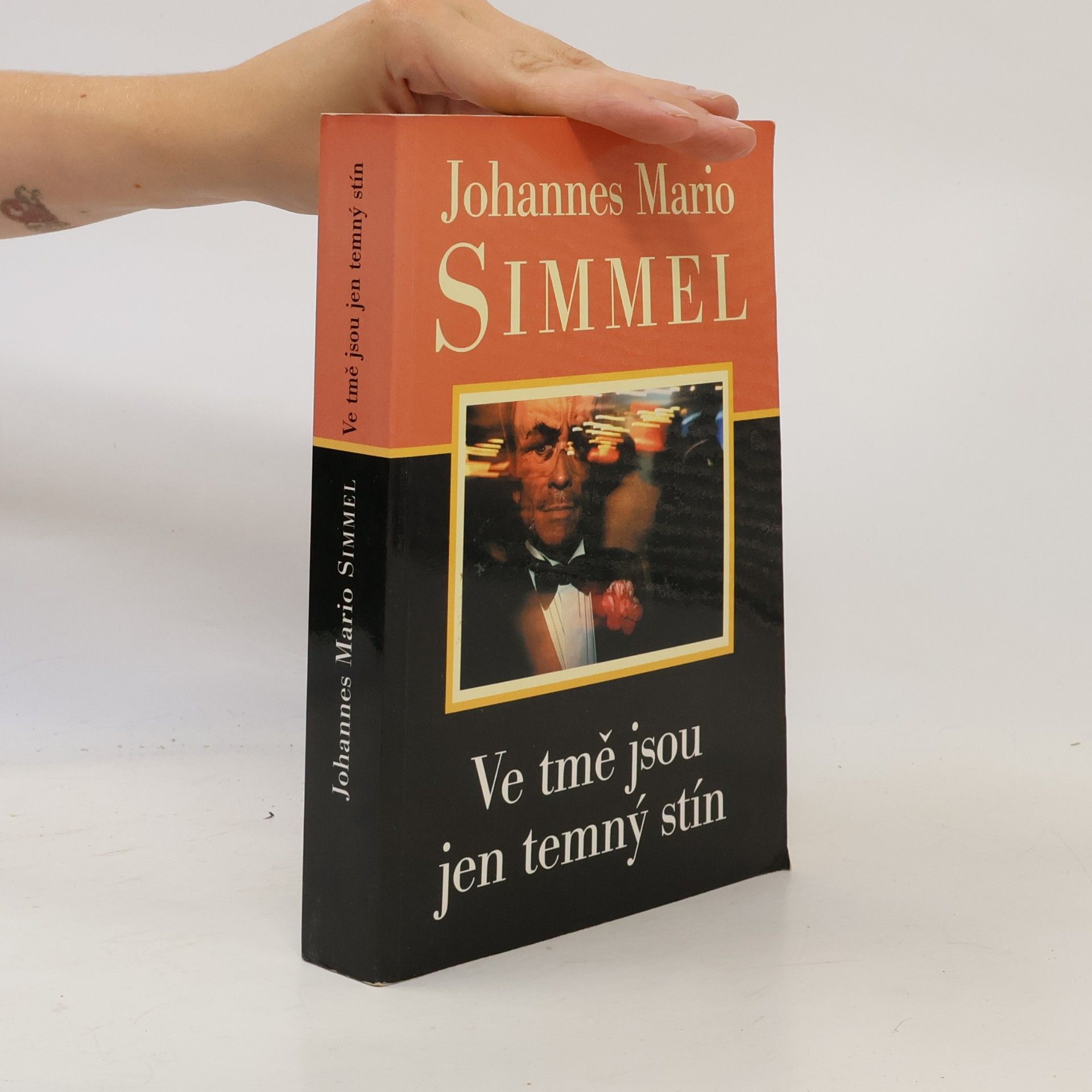 Johannes Mario Simmel Ve tmě jsou jen temný stín