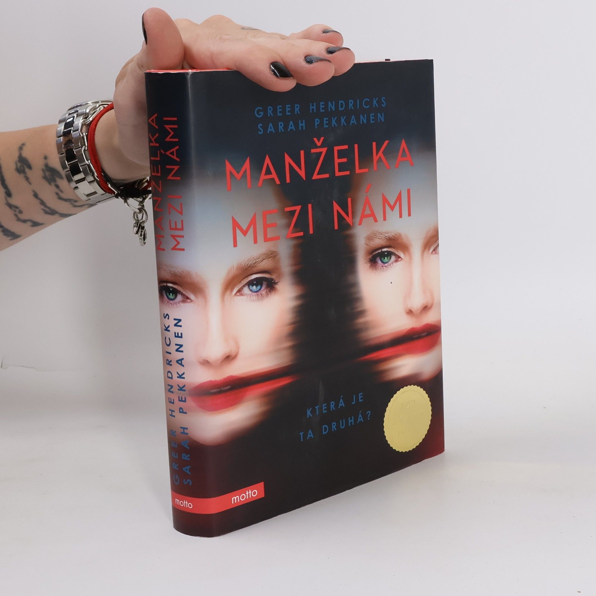 Greer Hendricks Manželka mezi námi