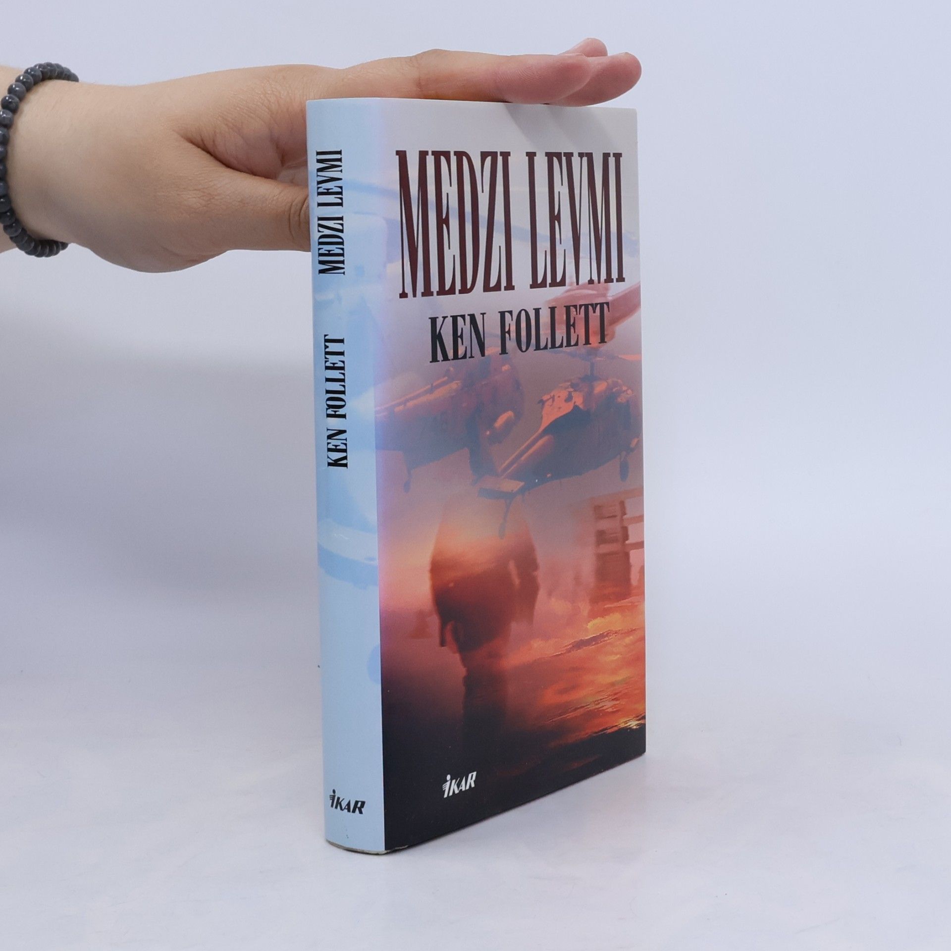 Ken Follett Medzi levmi