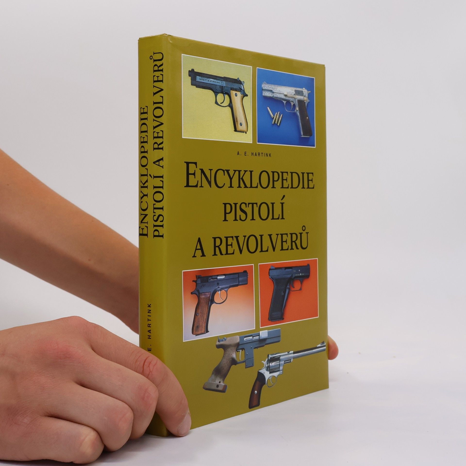 A. E. Hartink Encyklopedie pistolí a revolverů