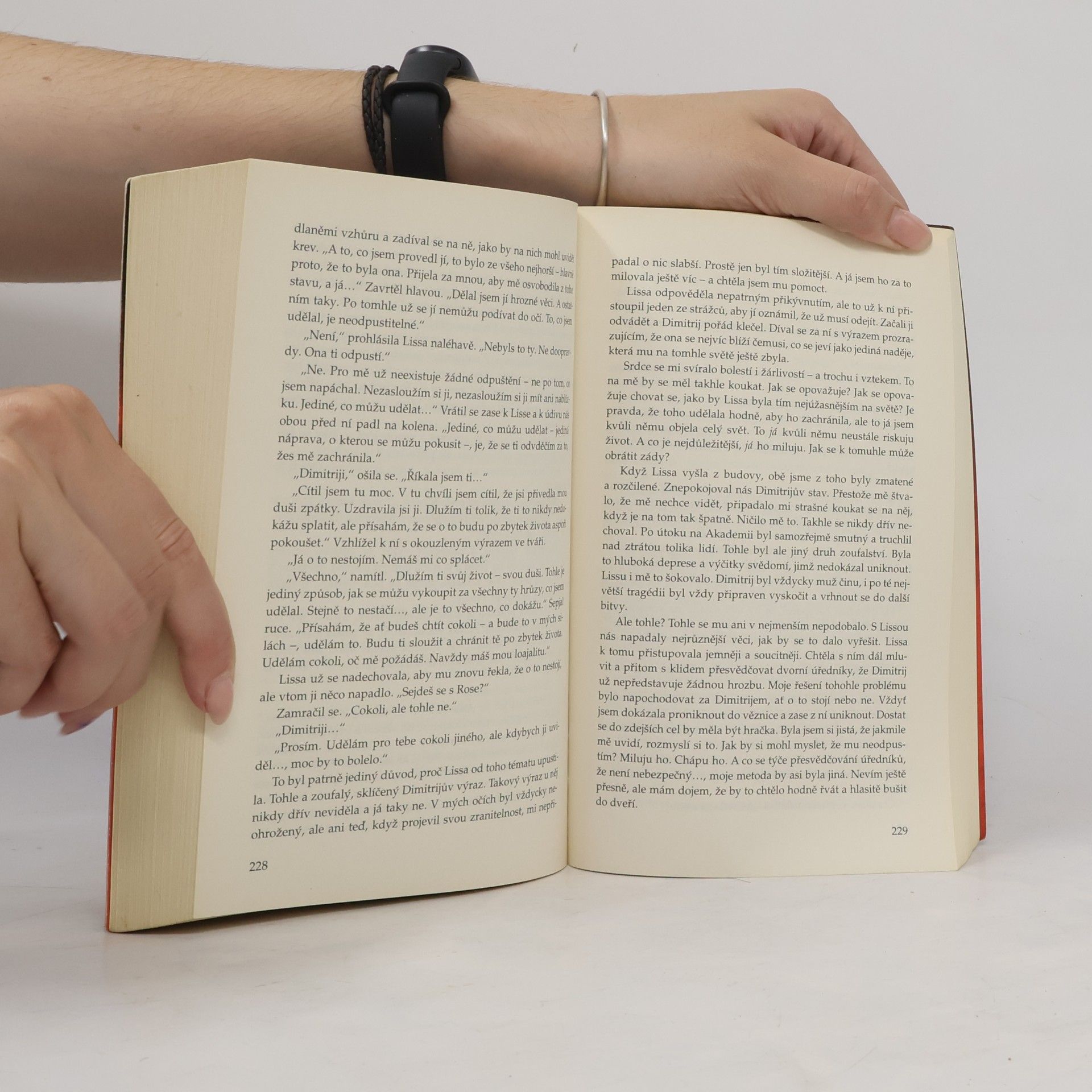 Richelle Mead Vampýrská akademie 5: Spoutáni magií