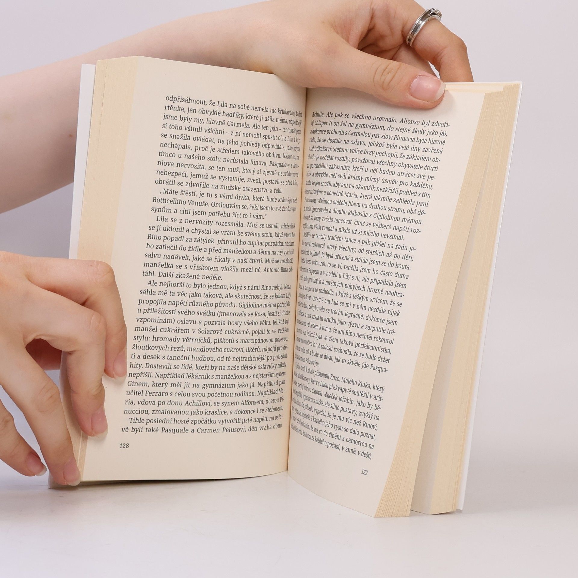 Elena Ferrante Geniální přítelkyně 1. Dětství a dospívání