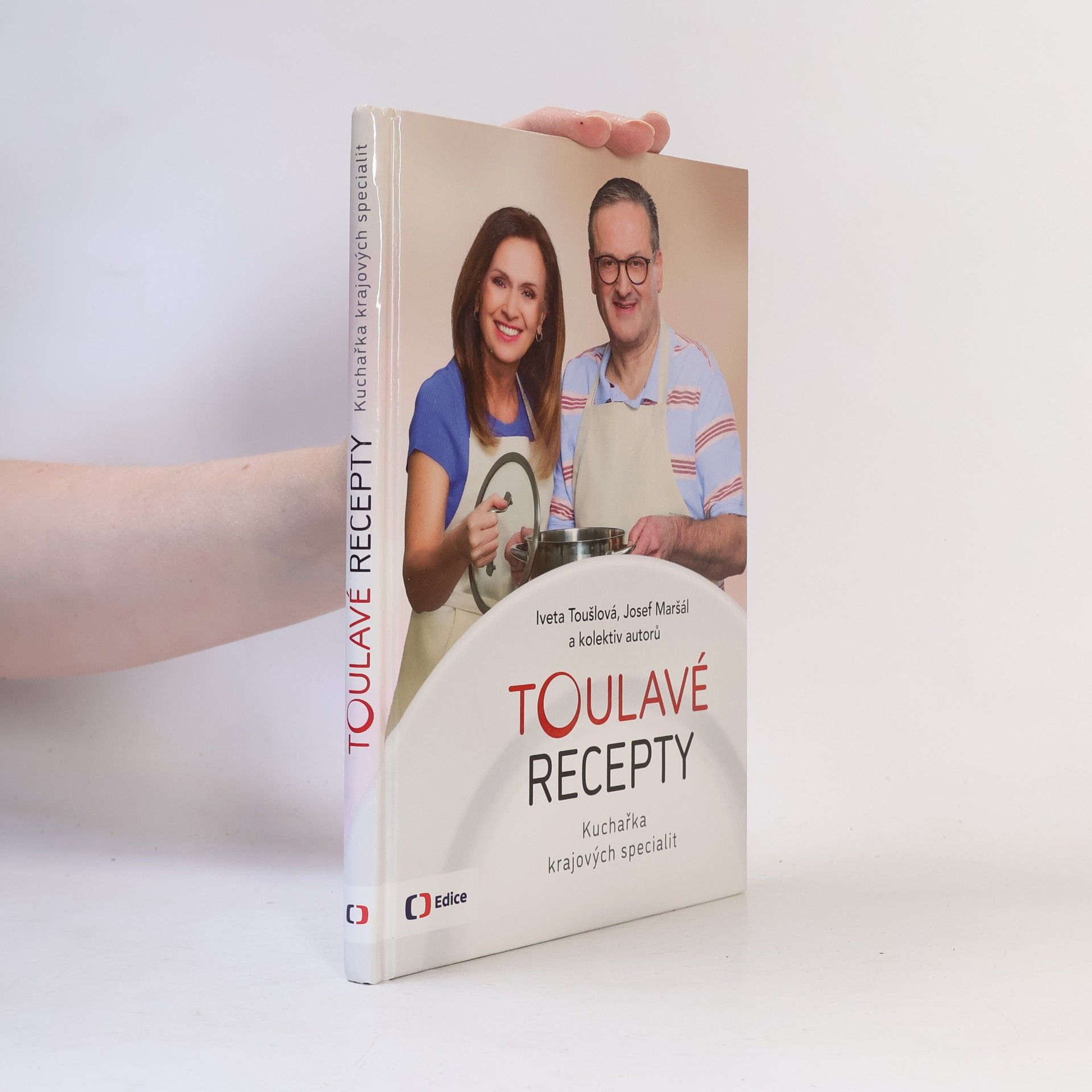 Iveta Toušlová Toulavé recepty : kuchařka krajových specialit