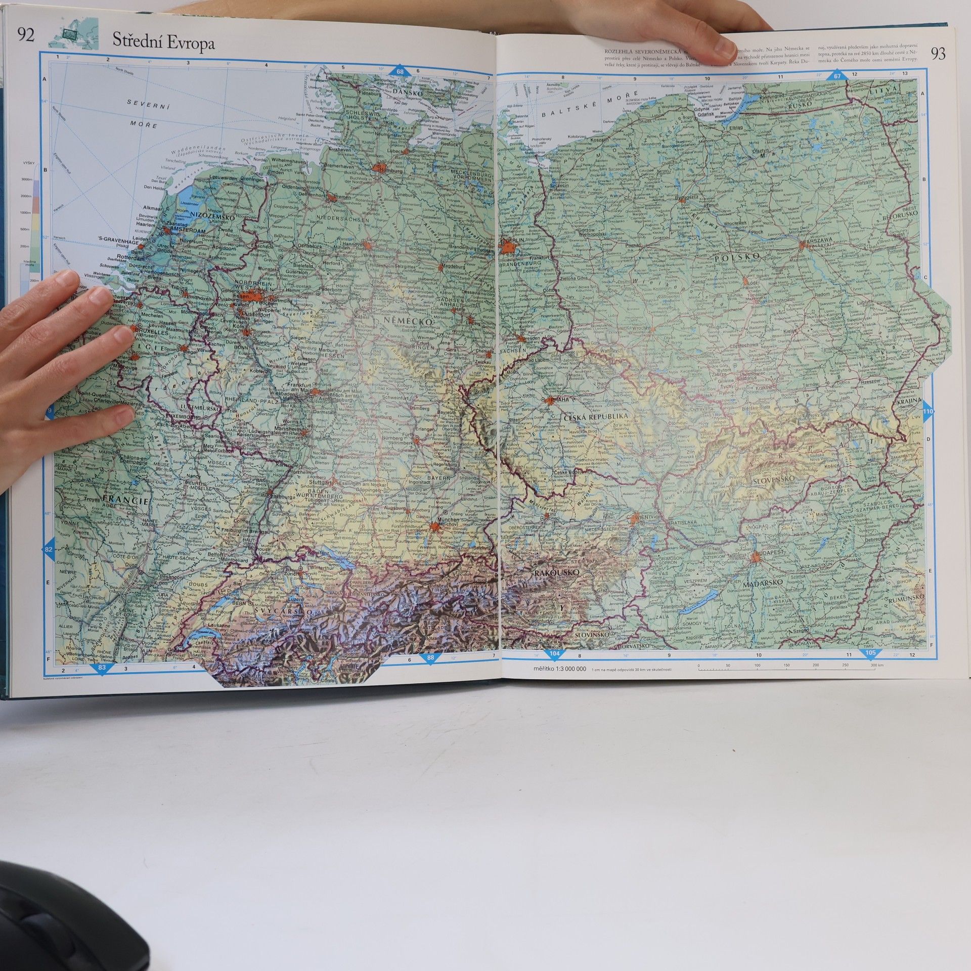 Autorenkollektiv Ilustrovaný atlas světa