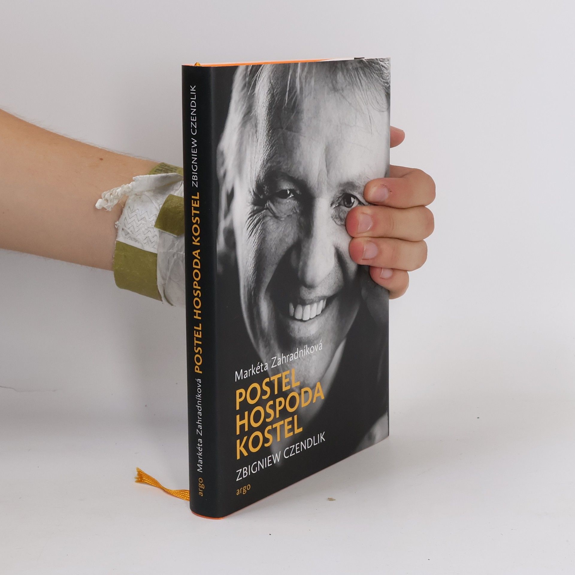 Zbigniew Czendlik Postel, hospoda, kostel