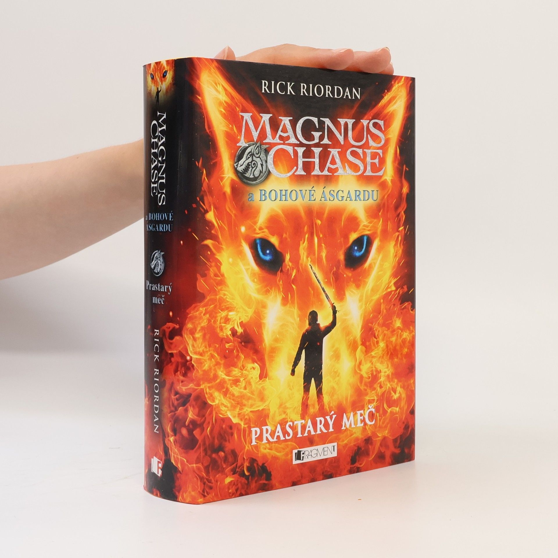 Rick Riordan Magnus Chase a bohové Ásgardu. Prastarý meč