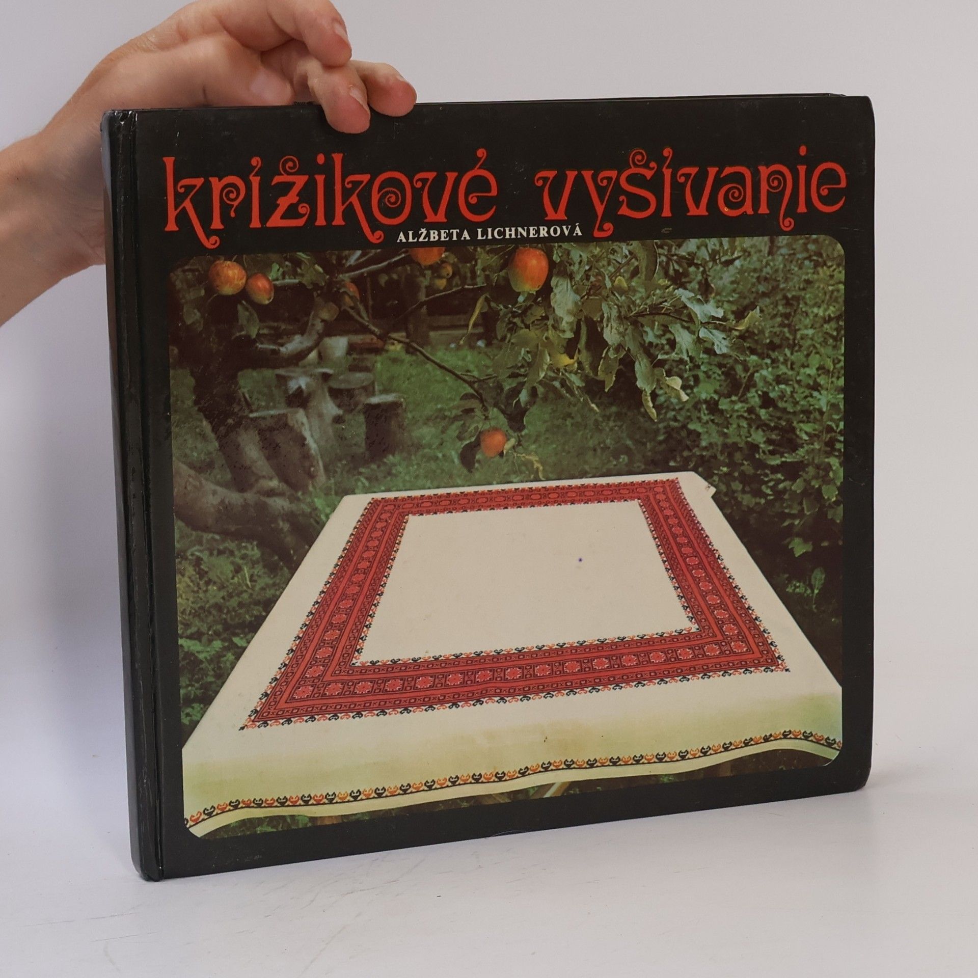 Alžbeta Lichnerová Krížikové vyšívanie