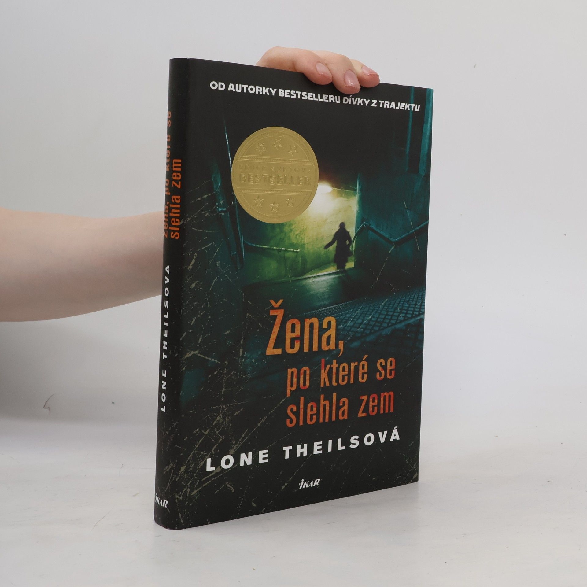 Lone Theils Žena, po které se slehla zem