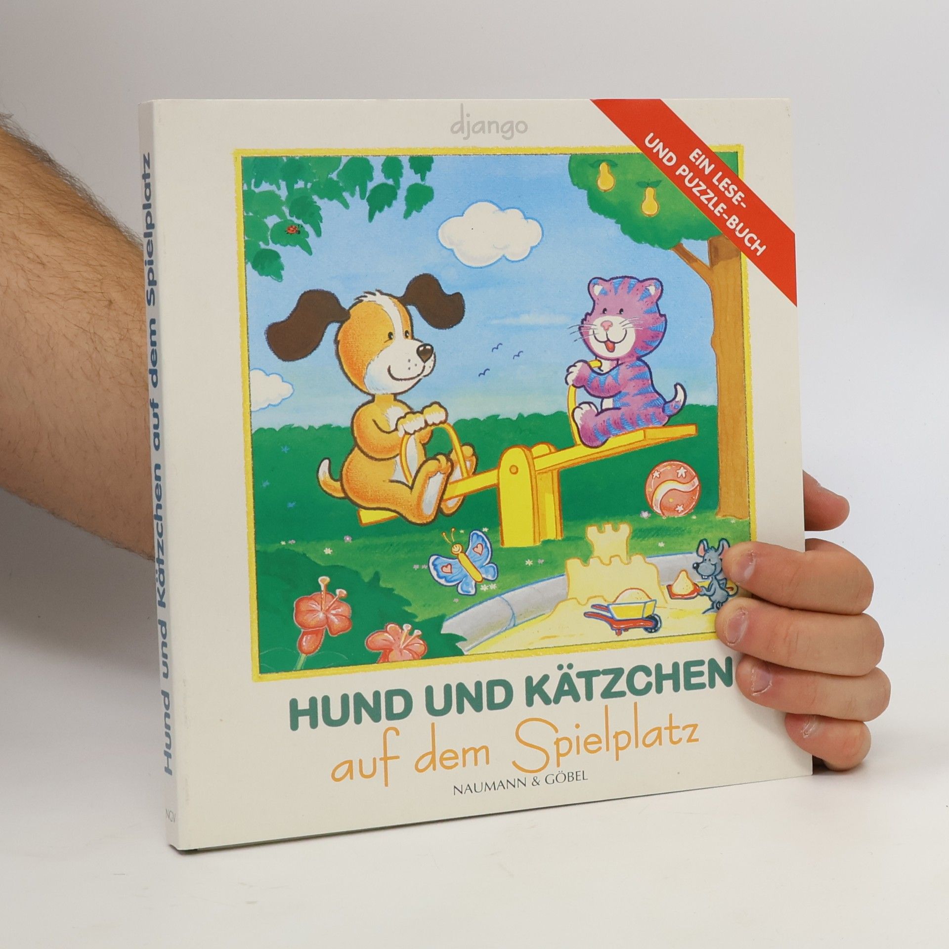 Hund und Kätzchen auf dem Spielplatz