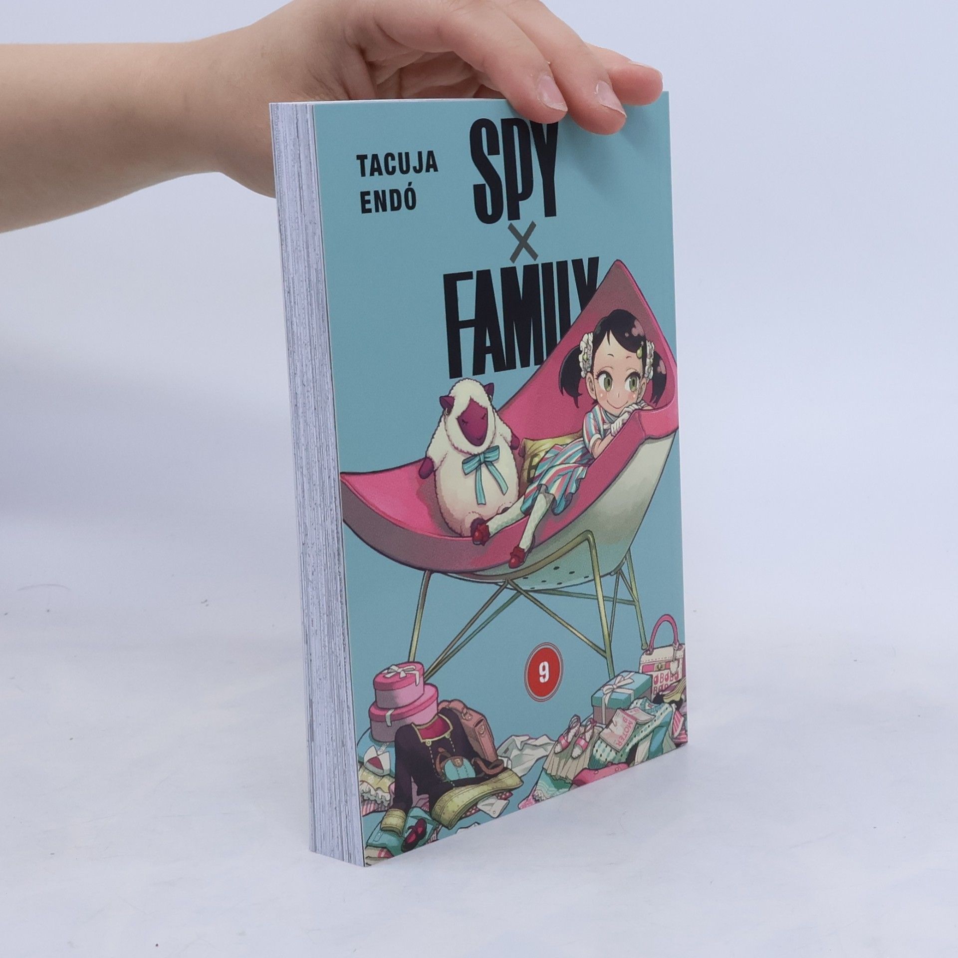 Tacuja Endó Spy x Family. 9
