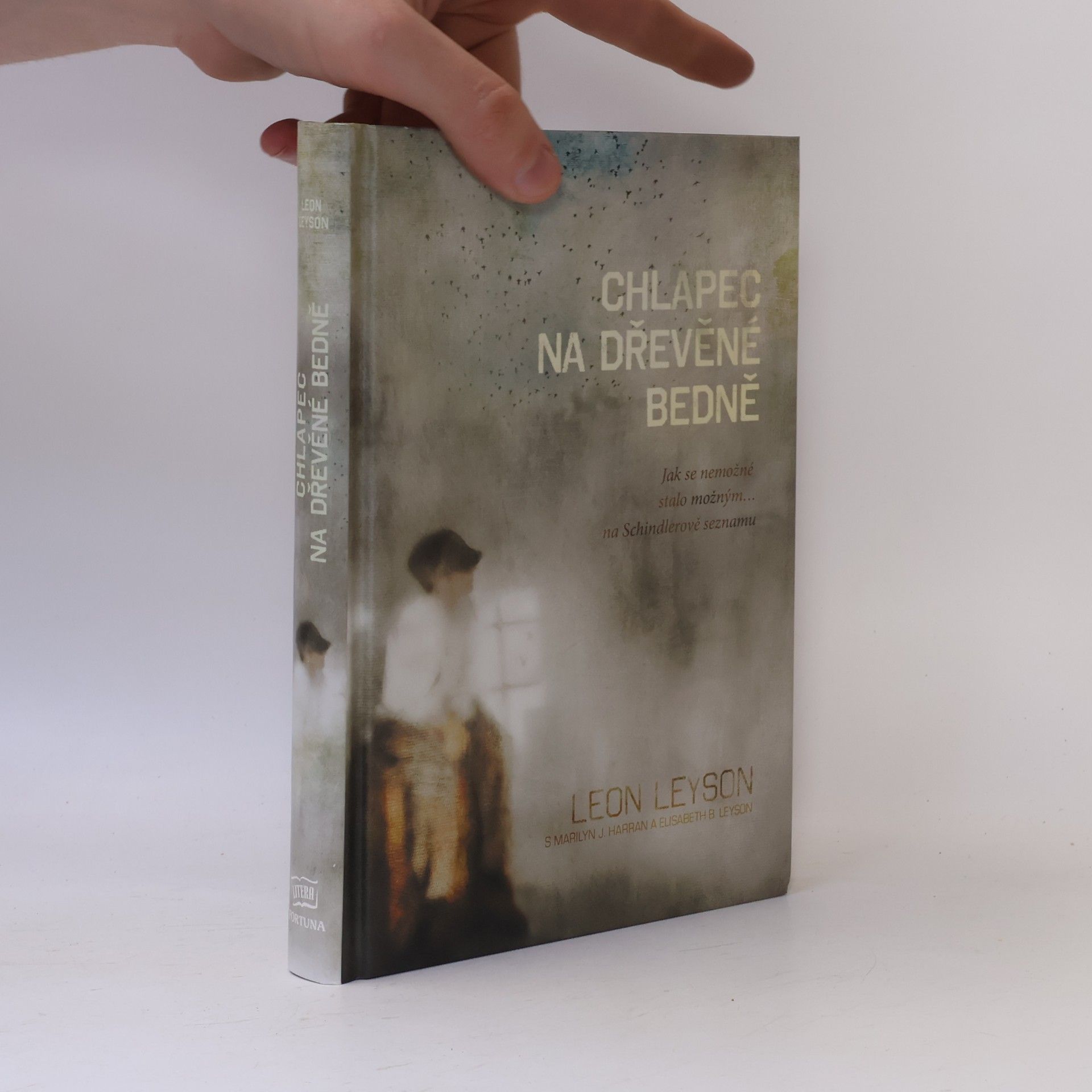 Leon Leyson Chlapec na dřevěné bedně
