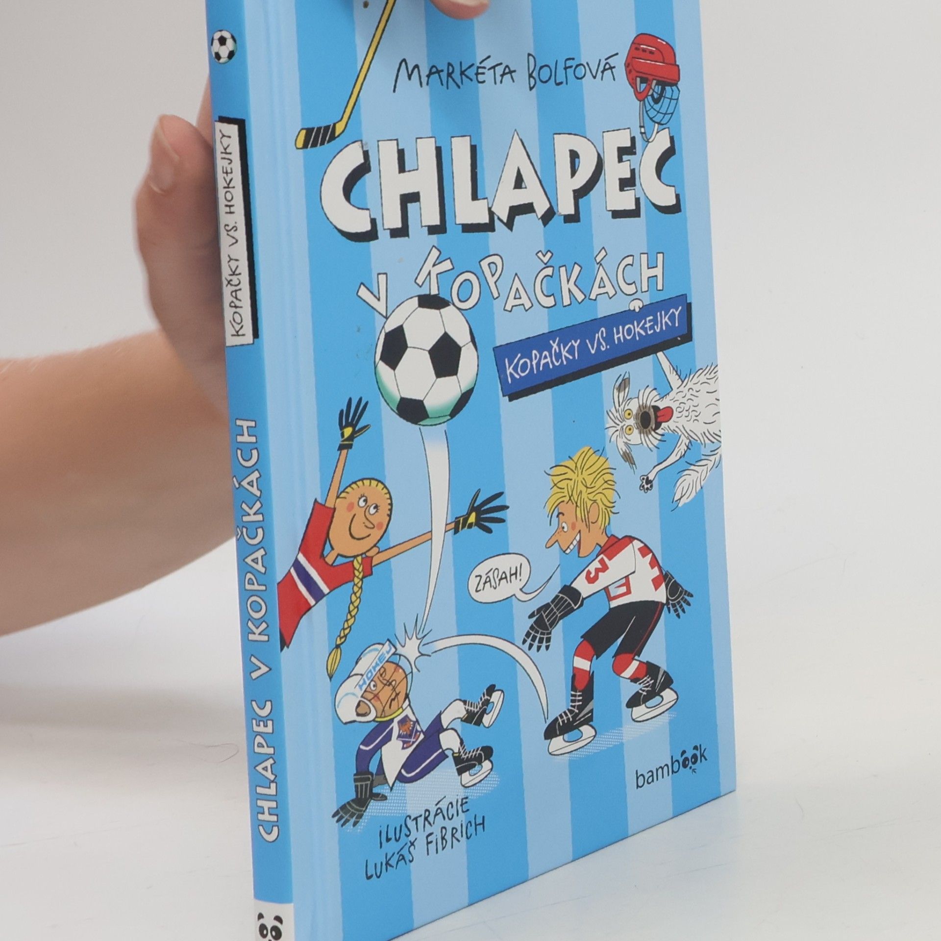 Chlapec v kopačkách: Kopačky vs. hokejky