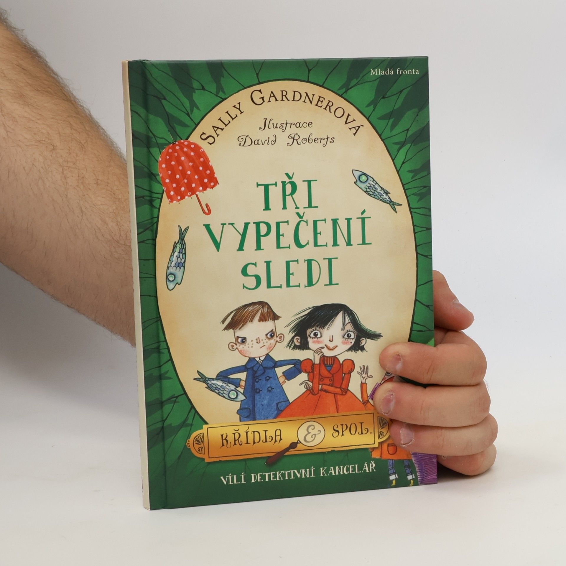 Sally Gardner Tři vypečení sledi: Vílí detektivní kancelář. Křídla & spol.