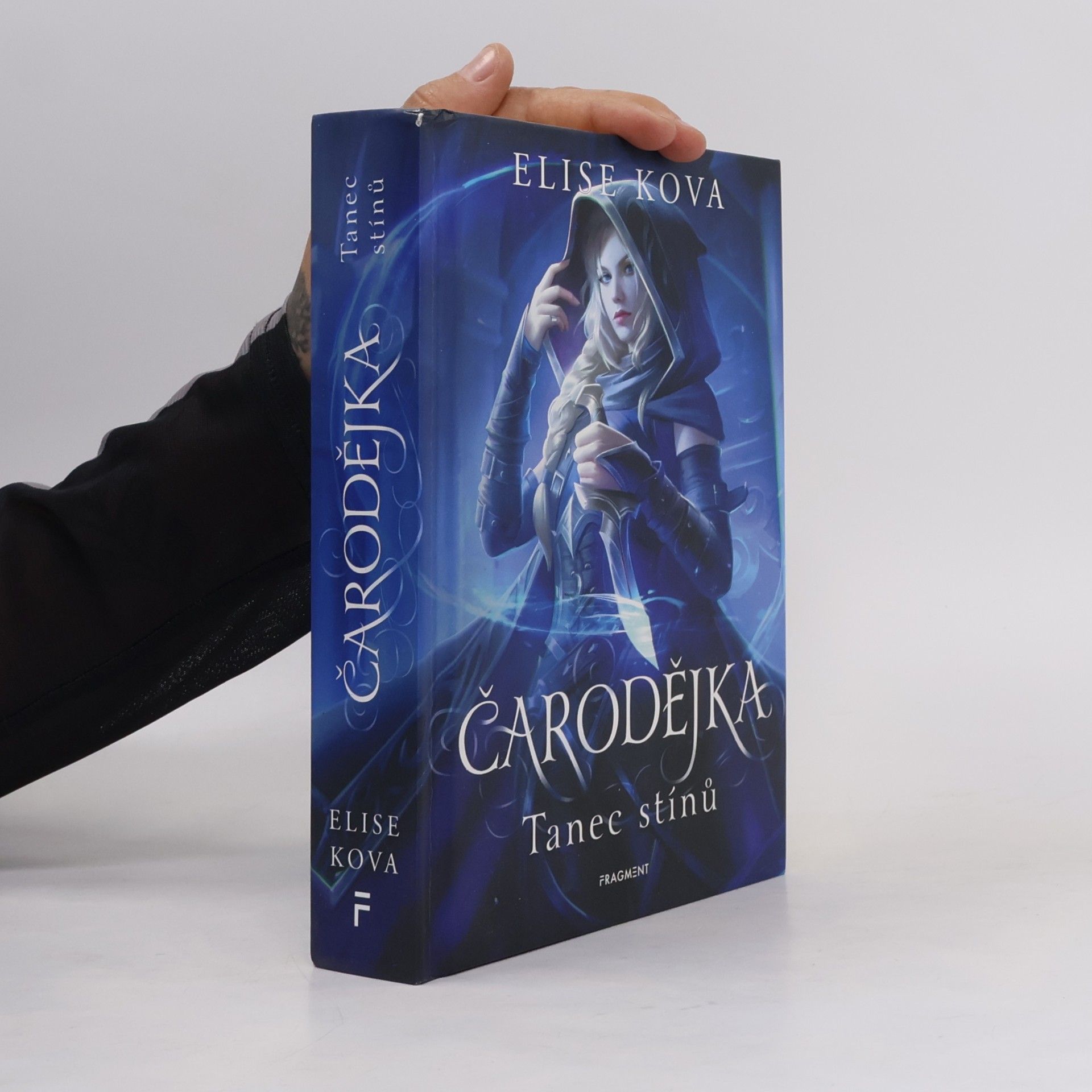 Elise Kova Čarodějka. Tanec stínů