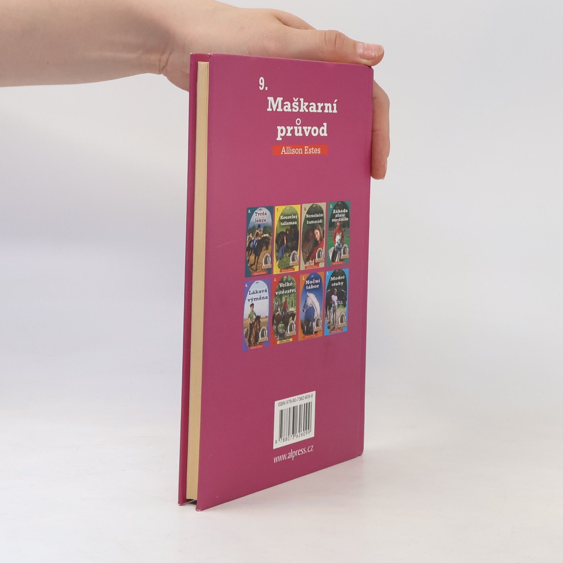 Allison Estes Stříbrné podkovy. 9, Maškarní průvod