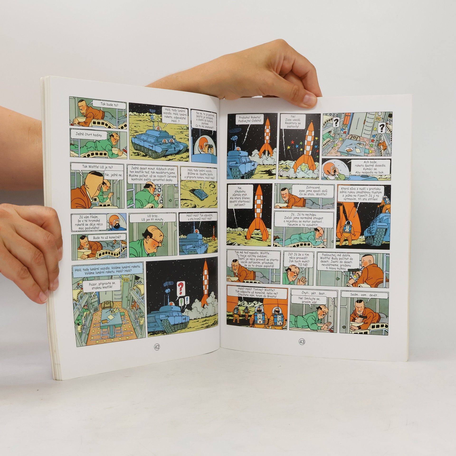 Hergé Tintinova dobrodružství 17. První kroky na Měsíci