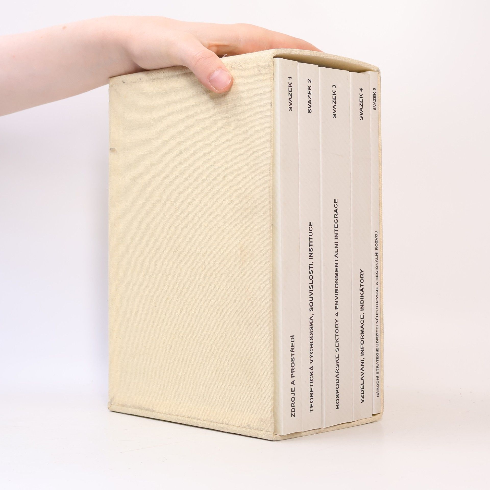 Various authors Zdroje a prostředí. Teoretická východiska, souvislosti, instituce. Hospodářské sektory a enviromentalni integrace. Vzdělávání, informace, indikátory. Národní strategie udržitelného rozvoje a regionální rozvoj