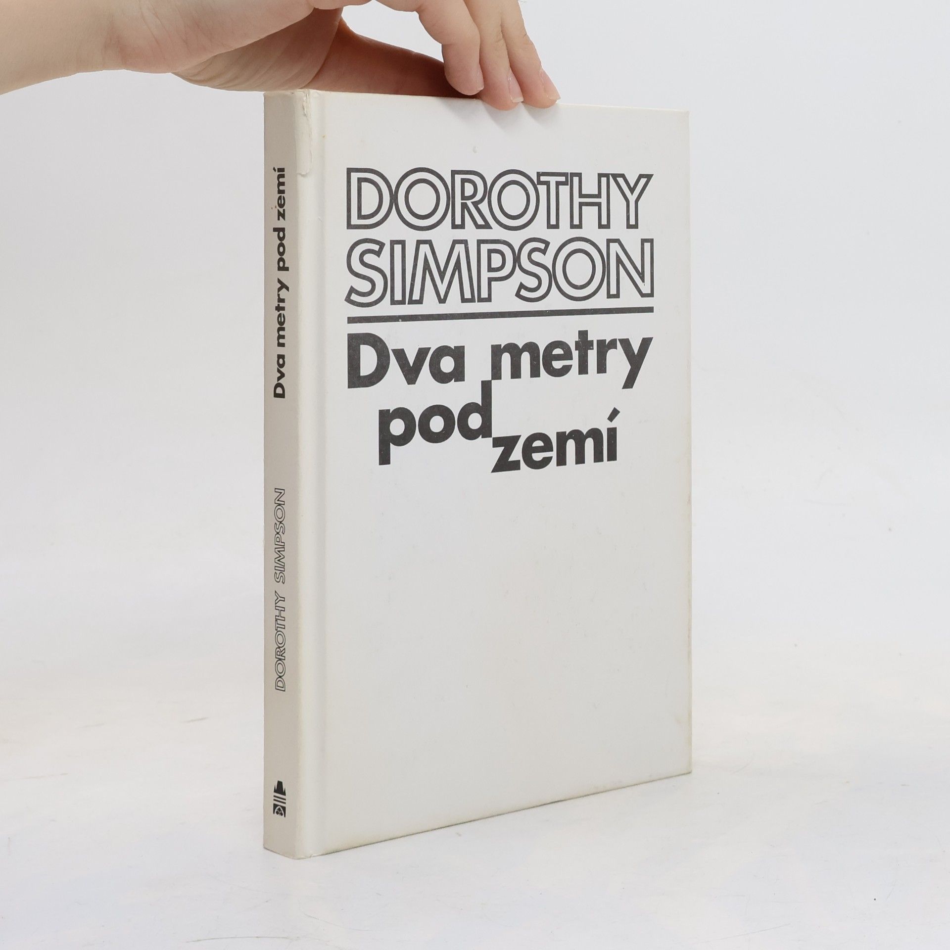 Dorothy Simpson Dva metry pod zemí