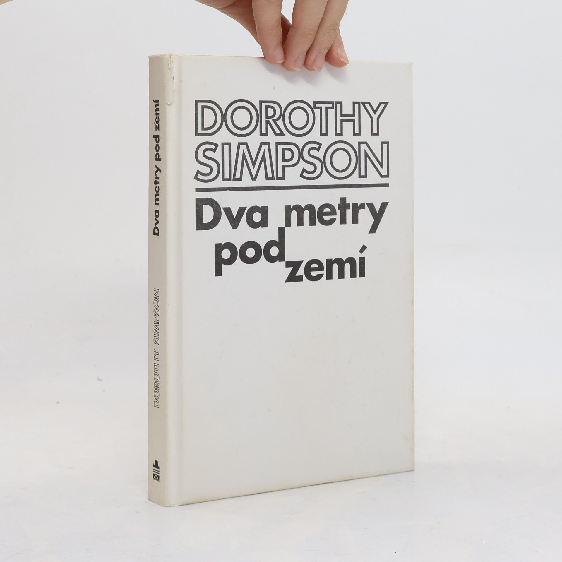 Dorothy Simpson Dva metry pod zemí
