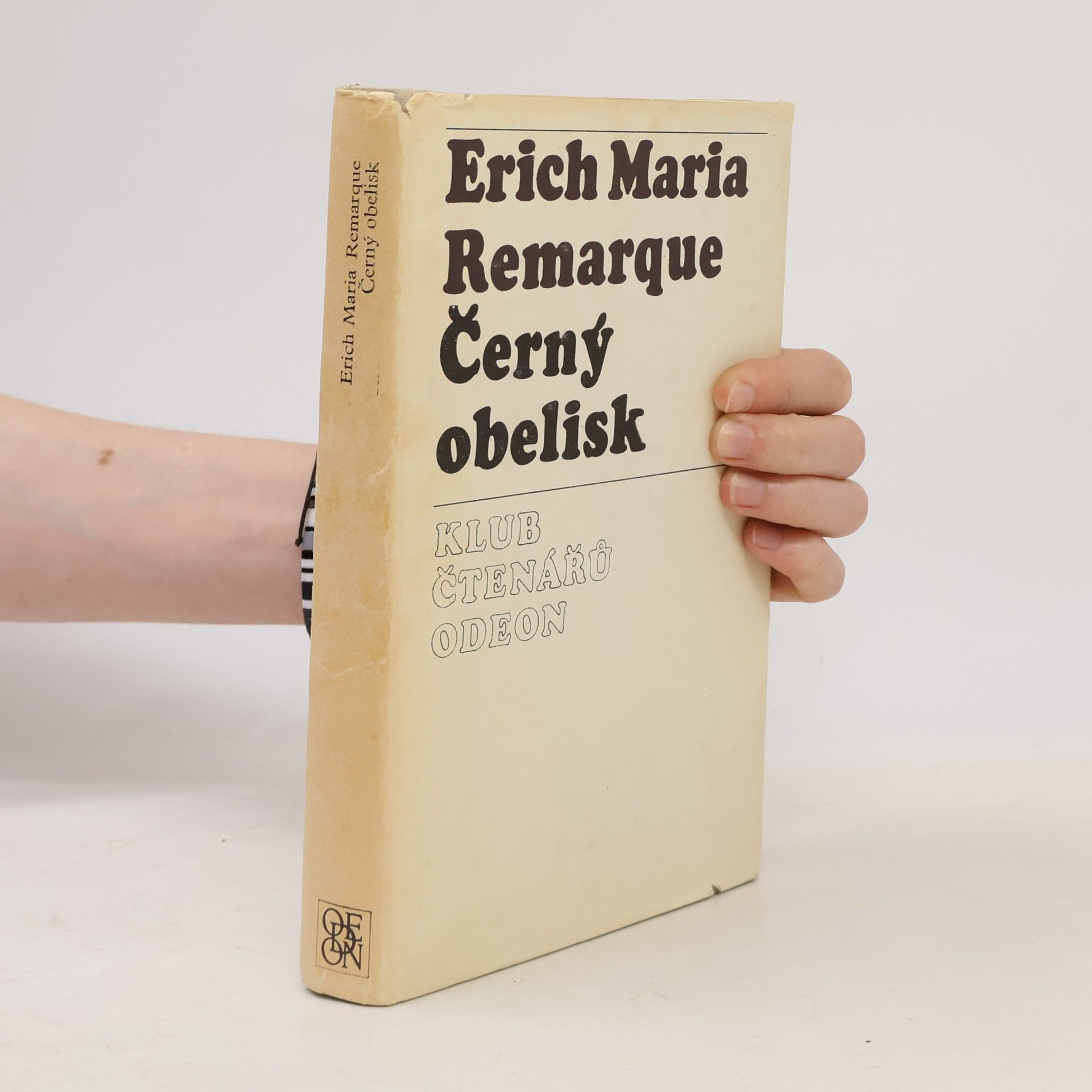 Erich Maria Remarque Černý obelisk