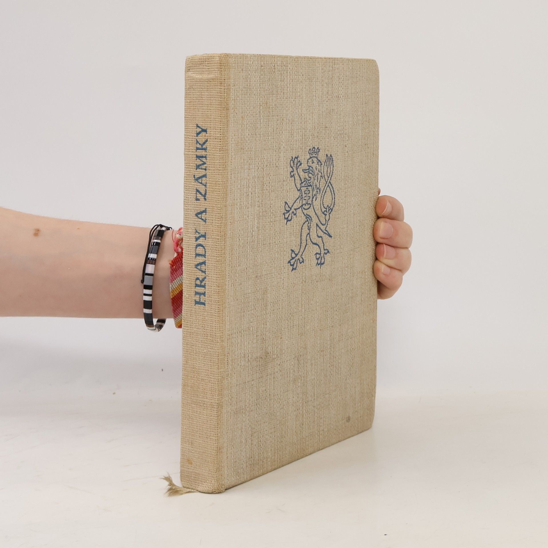 Jiří Hilmera Hrady a zámky. Sborník krátkých monografií o státních hradech a zámcích v Čechách a na Moravě.
