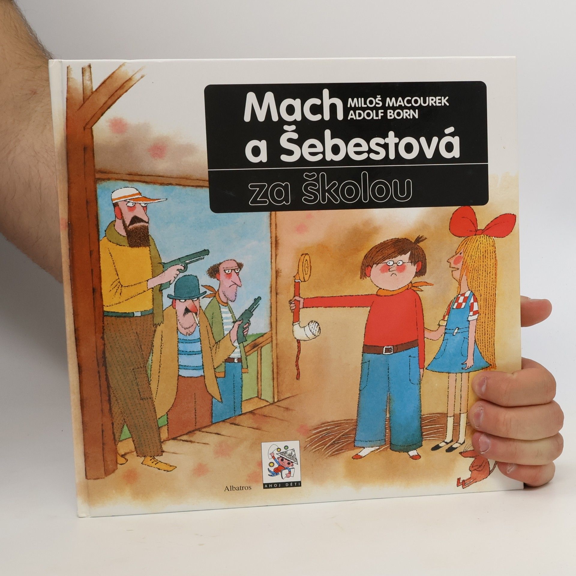 Miloš Macourek Mach a Šebestová za školou