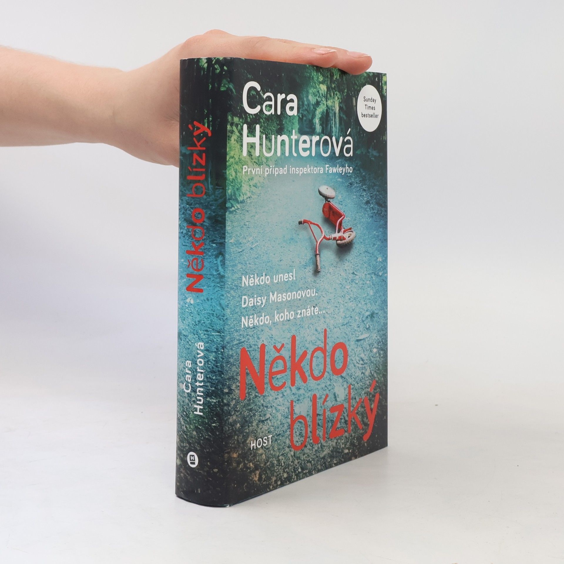 Cara Hunter Někdo blízký. První případ inspektora Fawleyho