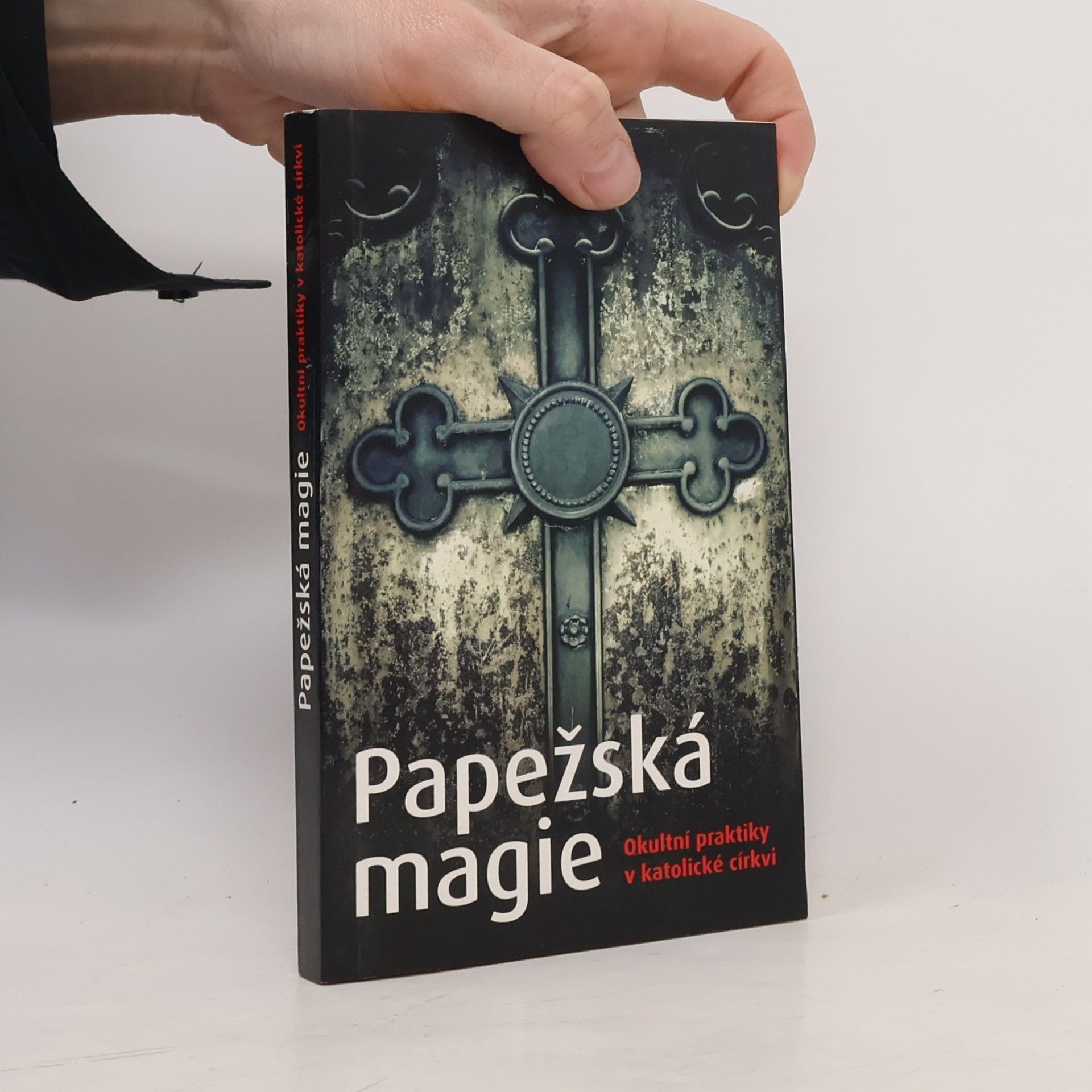 Simon Papežská magie. Okultní praktiky v katolické církvi.