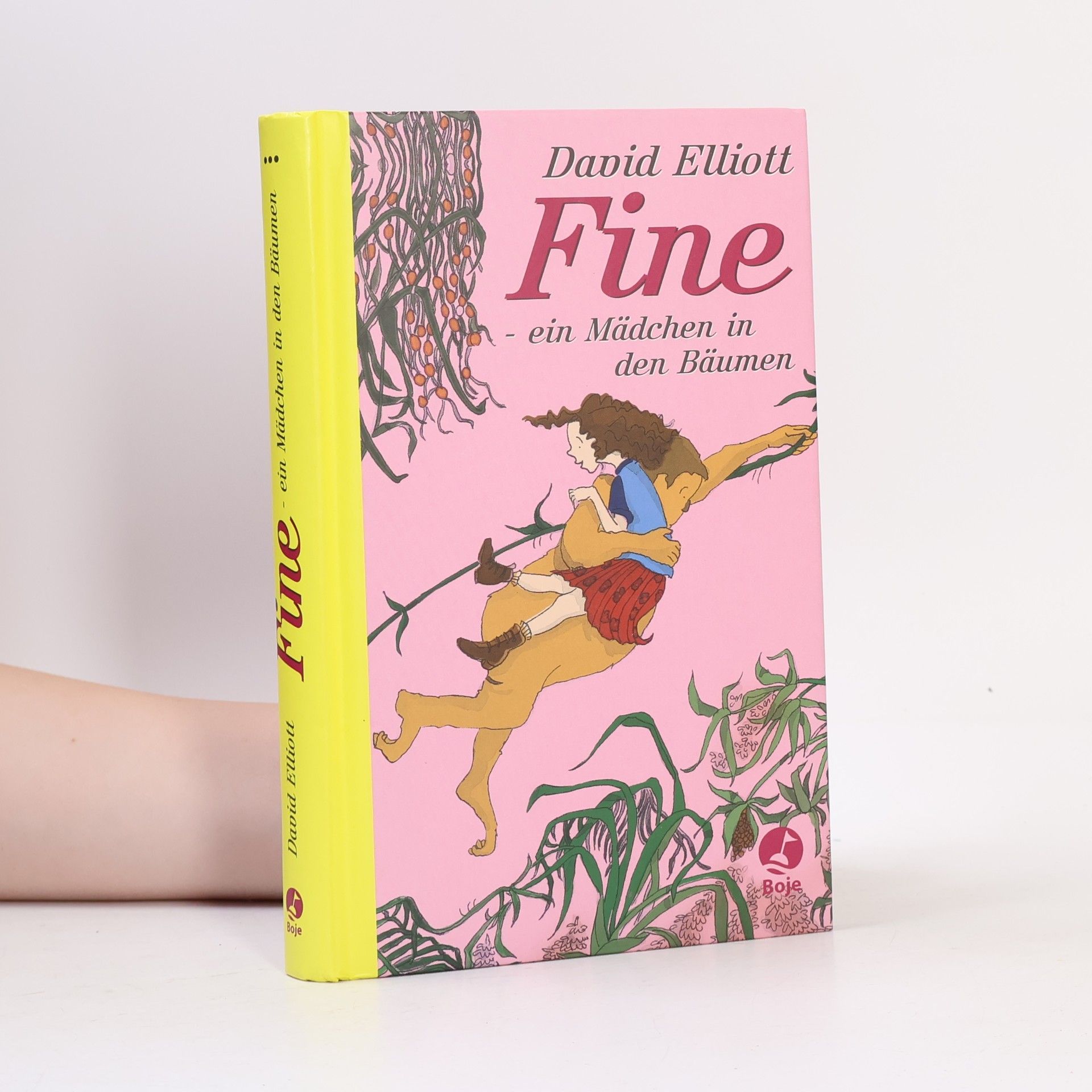 Fine - ein Mädchen in den Bäumen