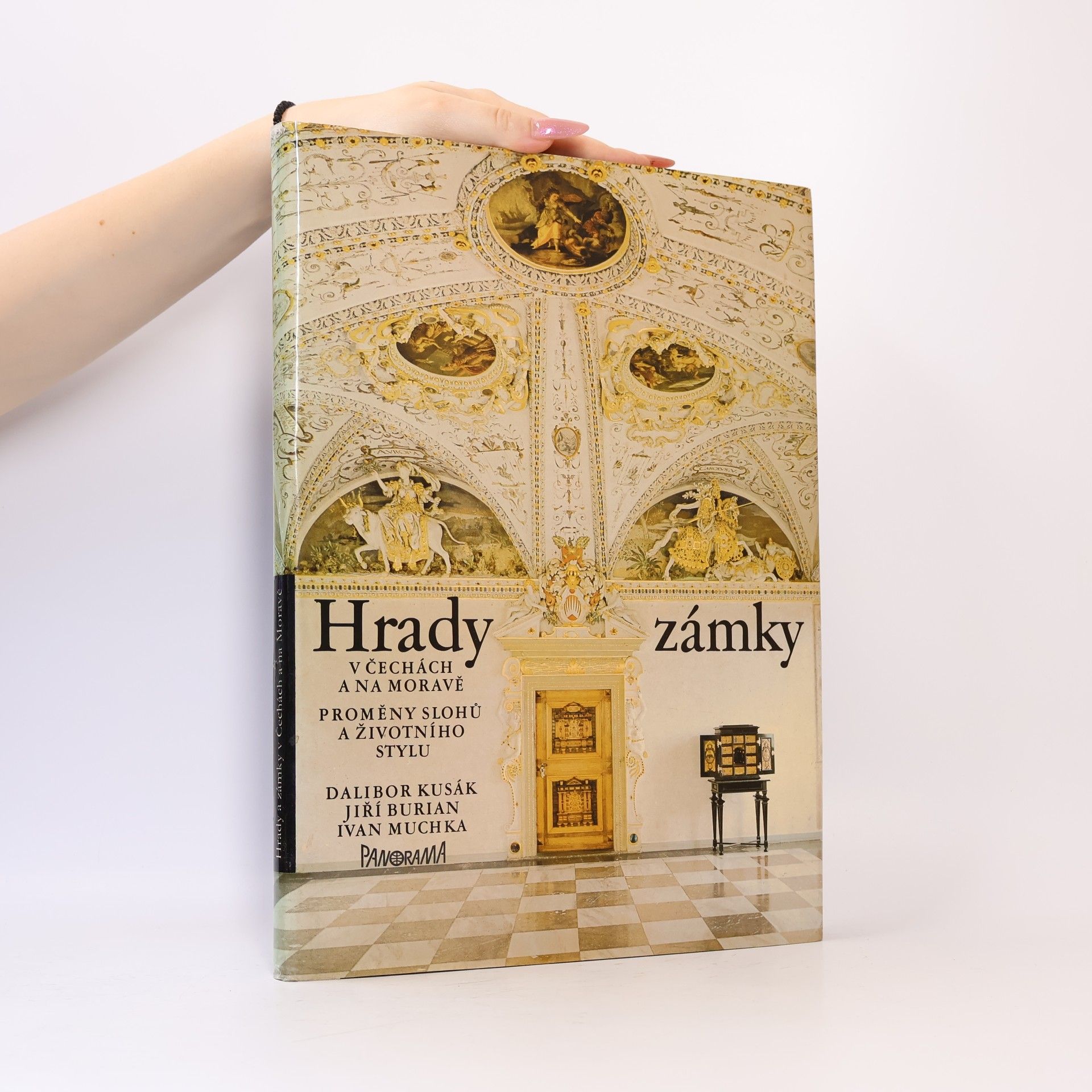 Dalibor Kusák Hrady a zámky v Čechách a na Moravě. Proměny slohů a životního stylu
