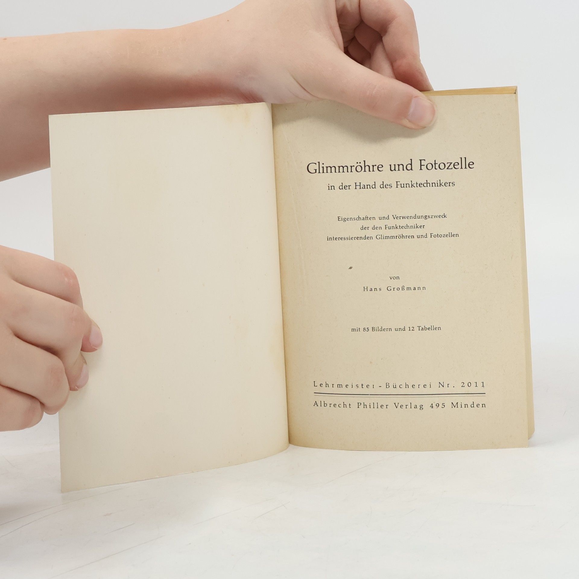 Hans Großmann Glimmröhre und Fotozelle in der Hand des Funktechnikers