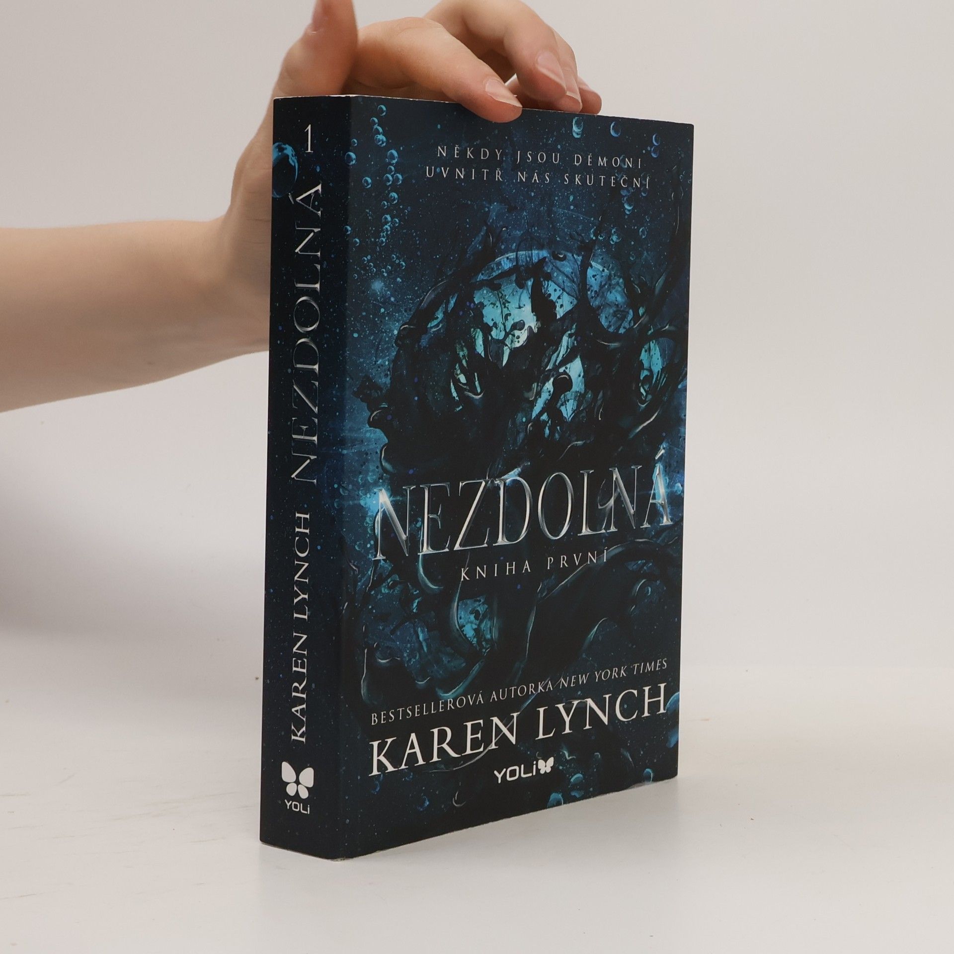 Karen Lynch Nezdolná. Kniha první